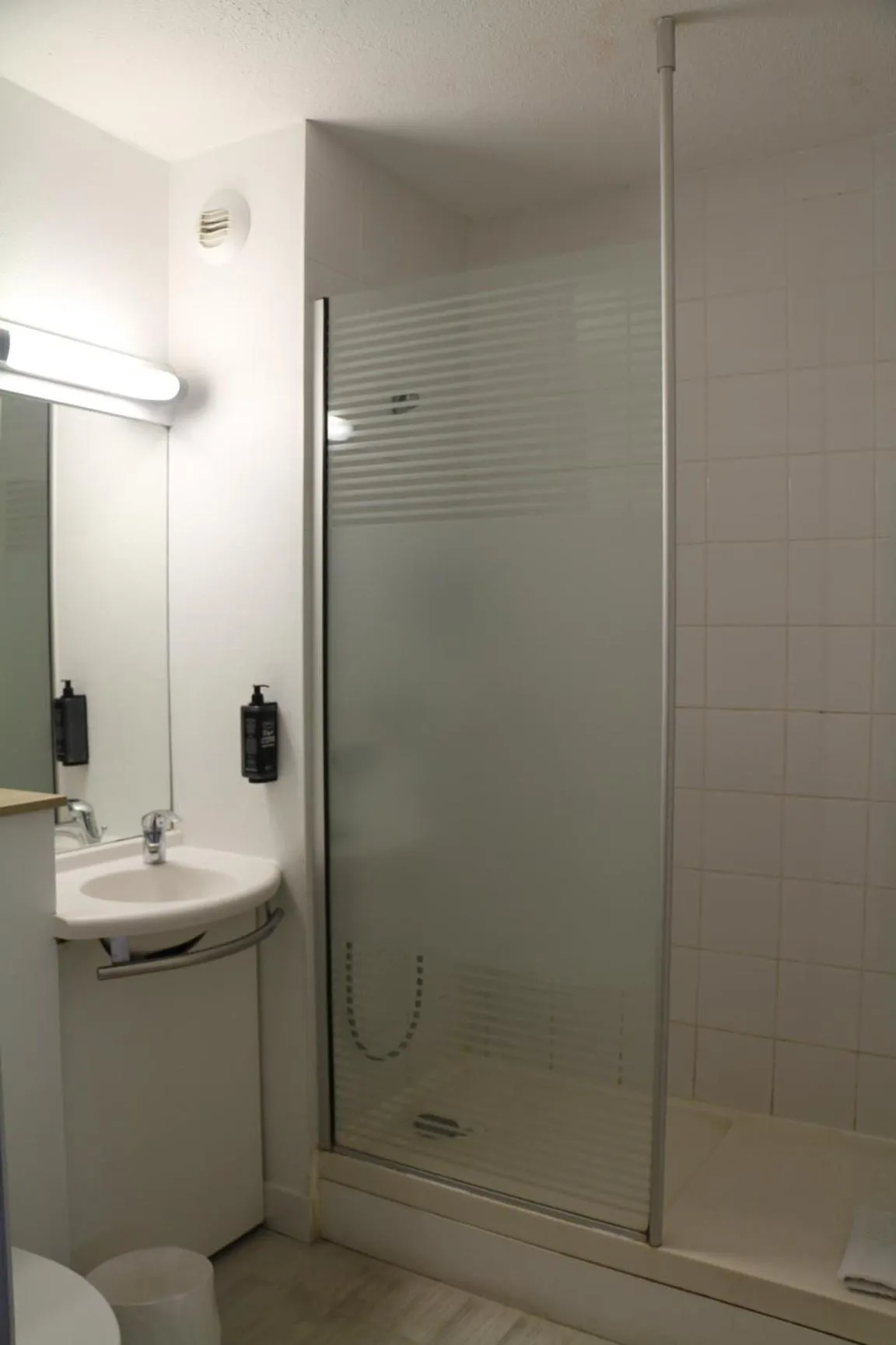 Bathroom in Ibis Budget Agen