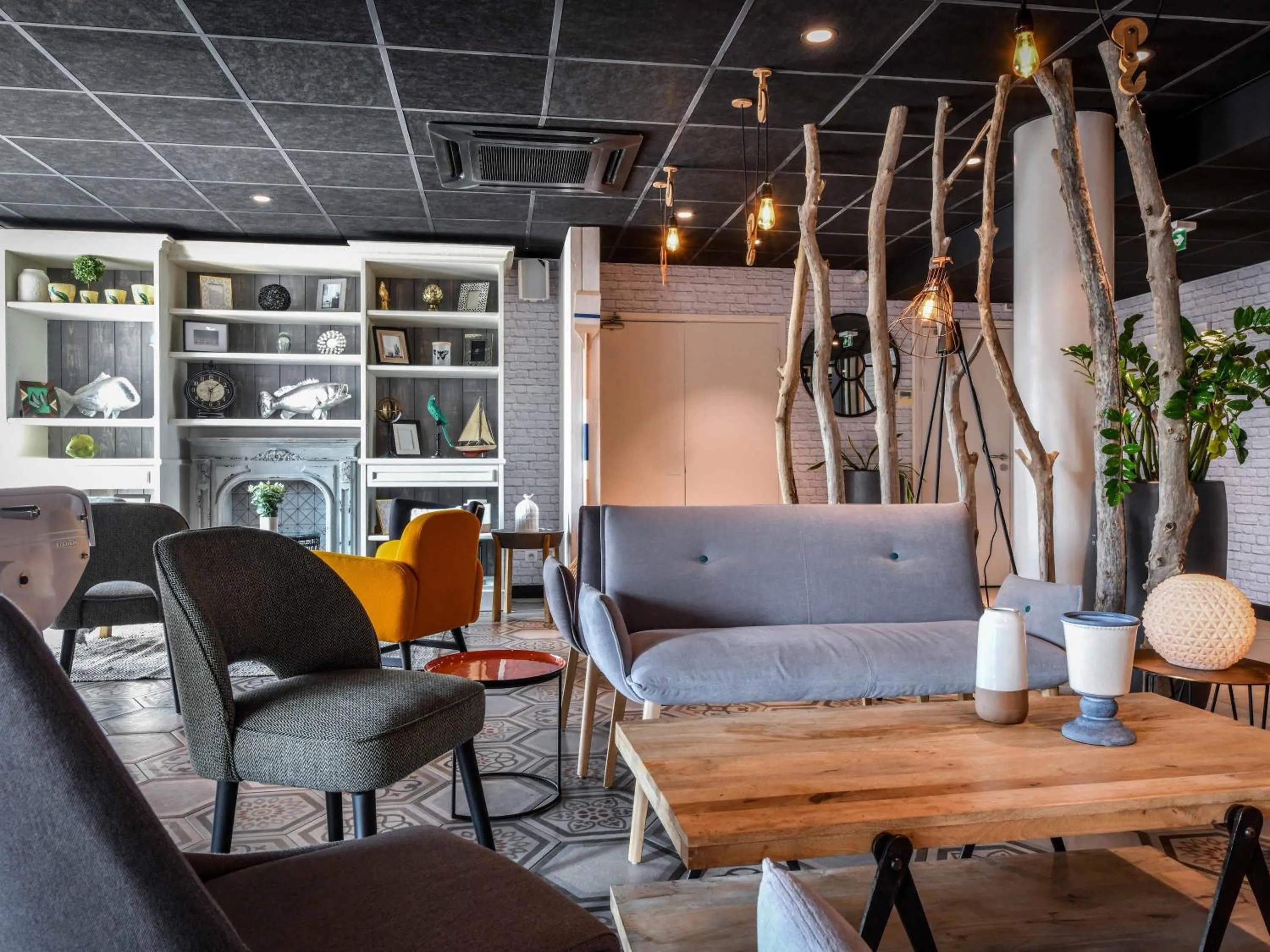 Lounge or bar in ibis styles La Rochelle Thalasso Chatelaillon