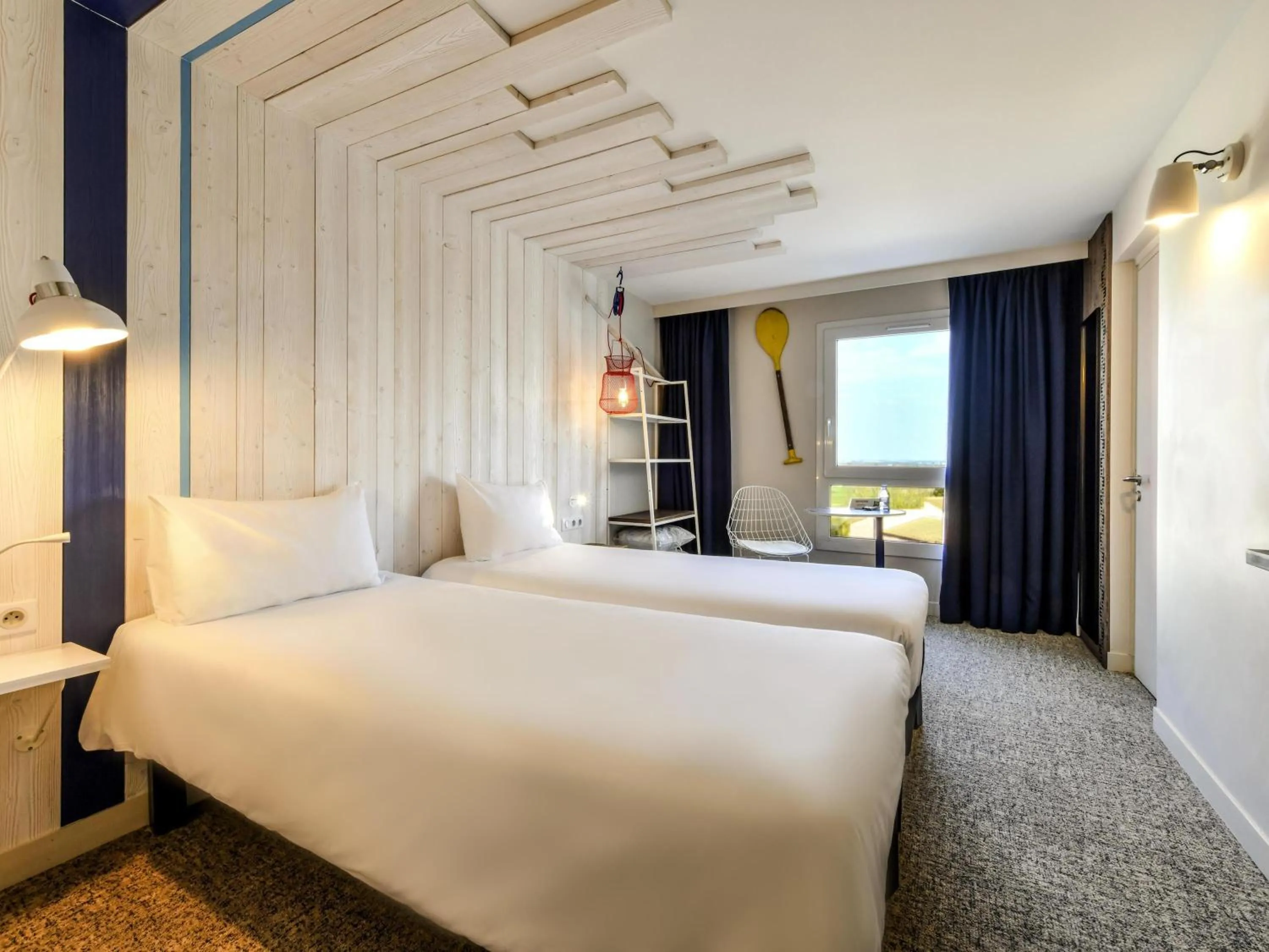 Bedroom, Bed in ibis styles La Rochelle Thalasso Chatelaillon