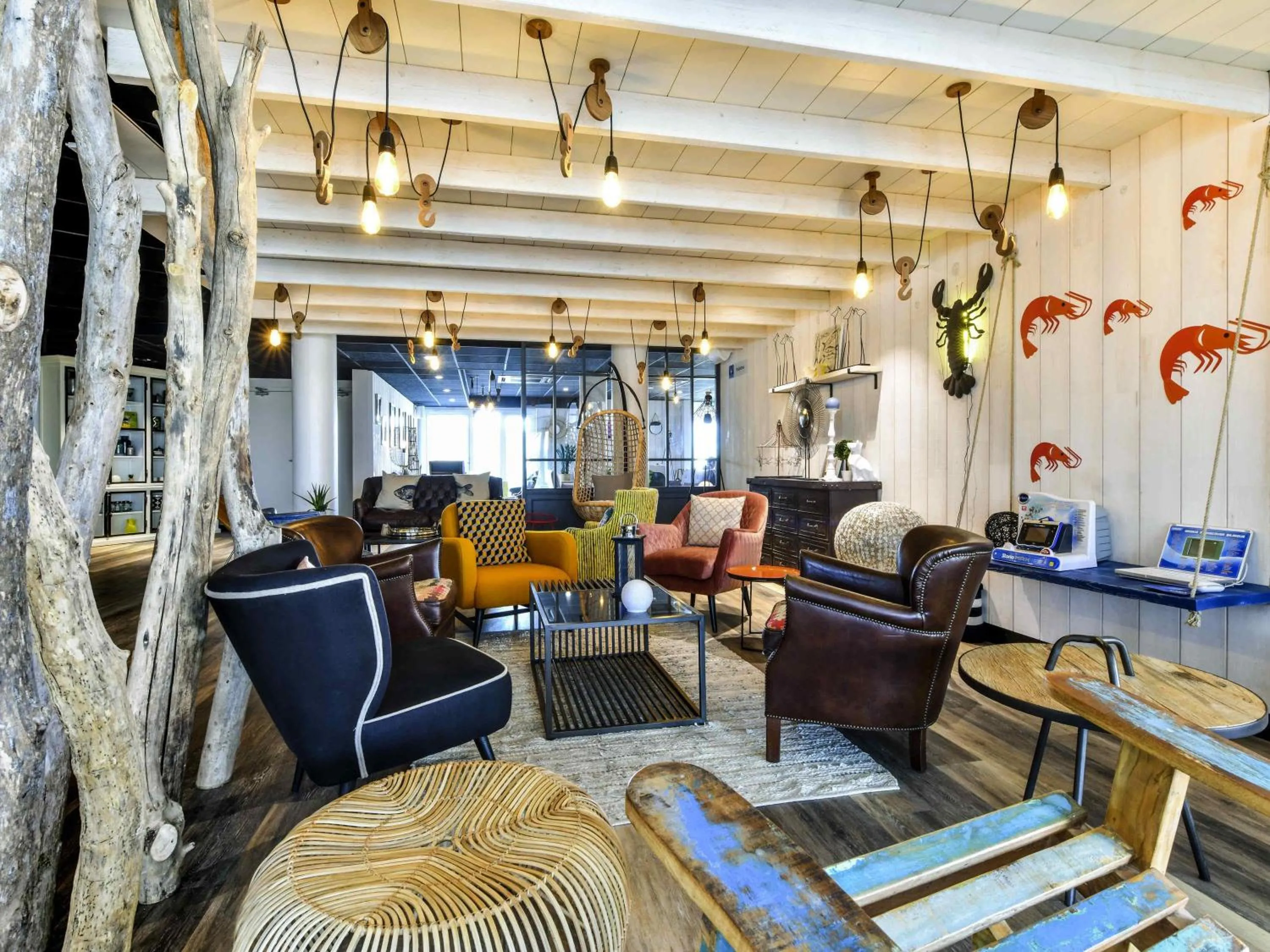 Lounge or bar in ibis styles La Rochelle Thalasso Chatelaillon