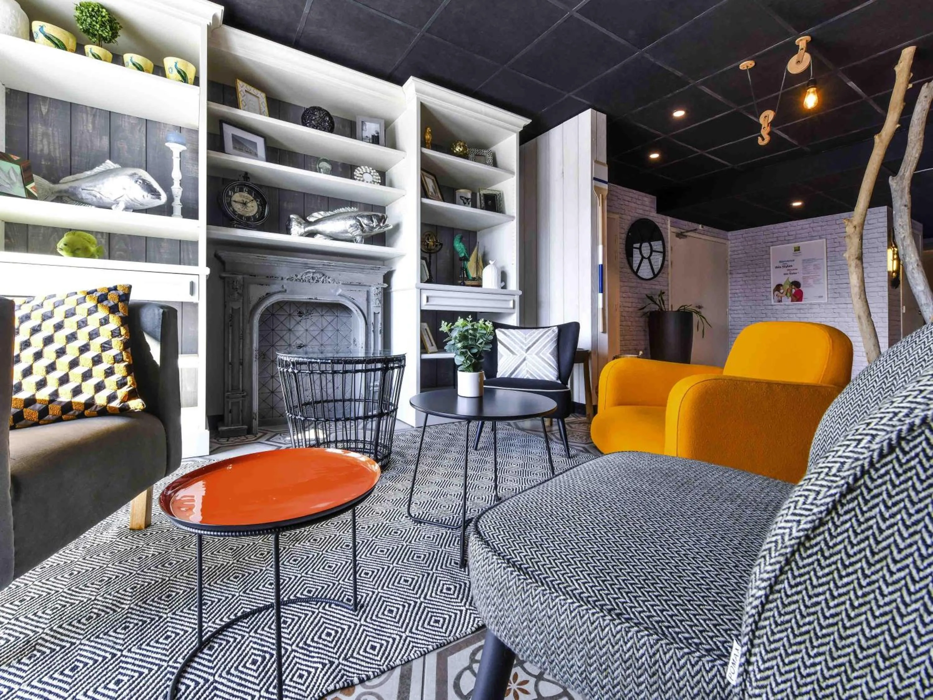 Lounge or bar in ibis styles La Rochelle Thalasso Chatelaillon