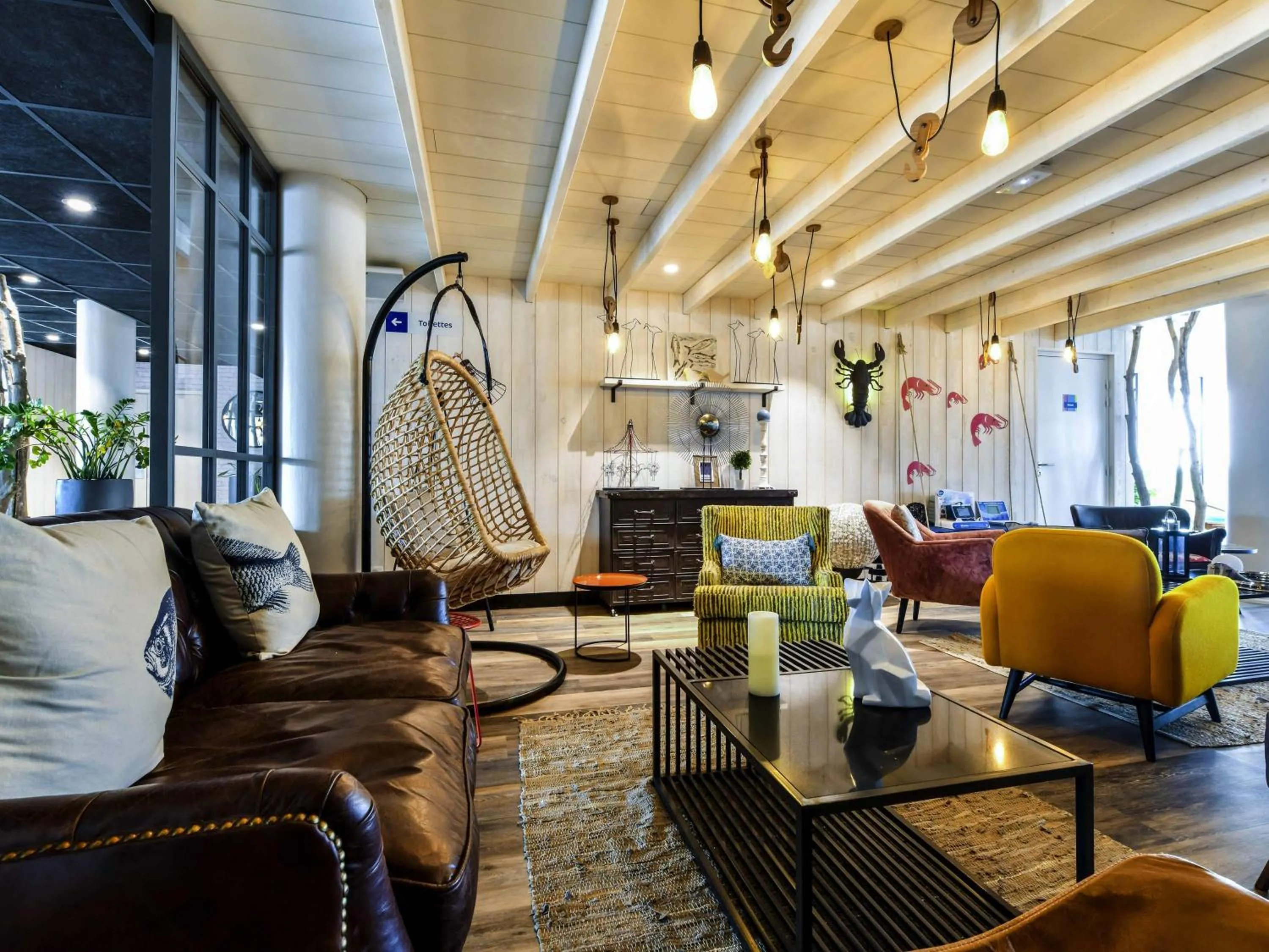 Lounge or bar in ibis styles La Rochelle Thalasso Chatelaillon