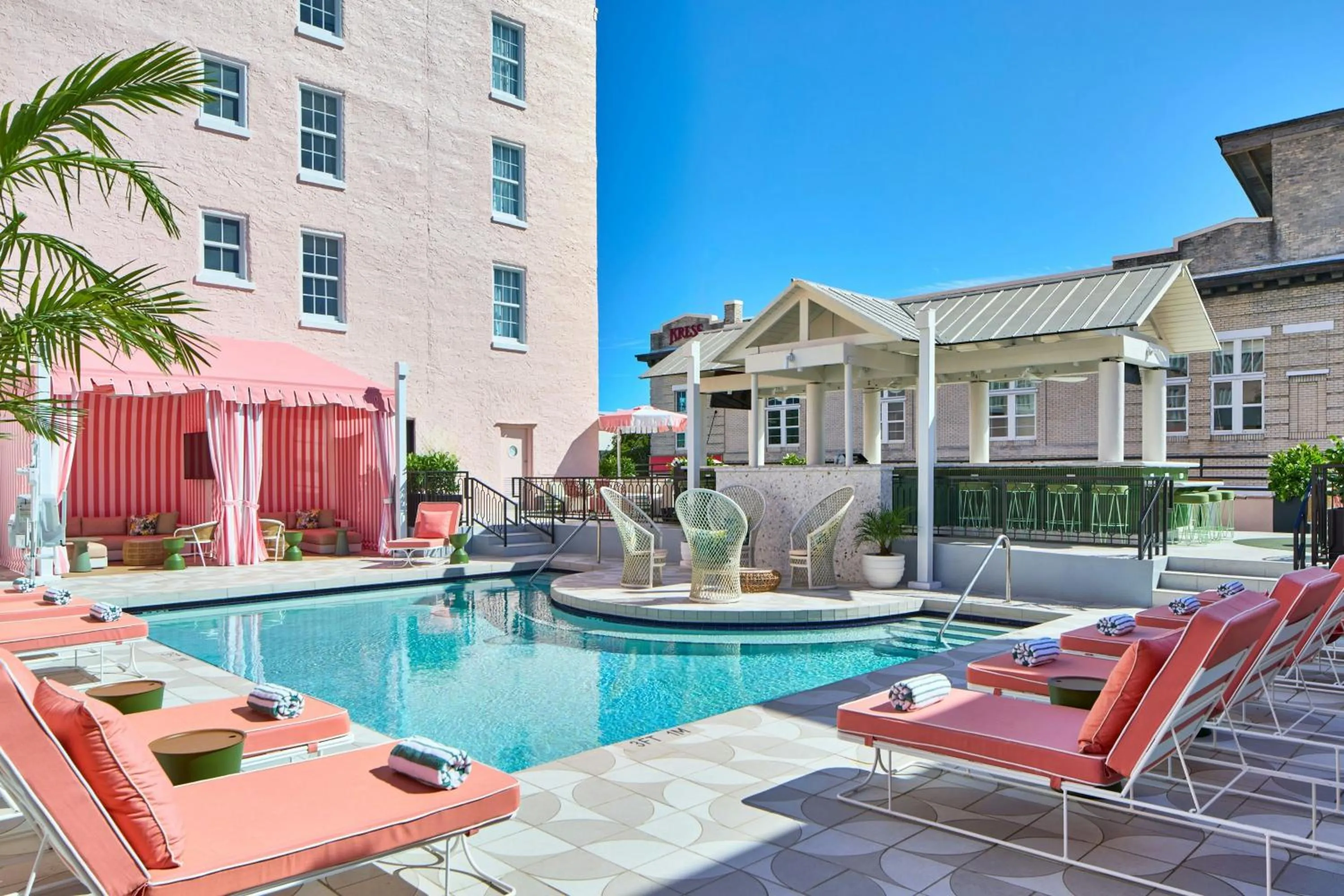 Swimming pool in La Concha Key West, Autograph Collection