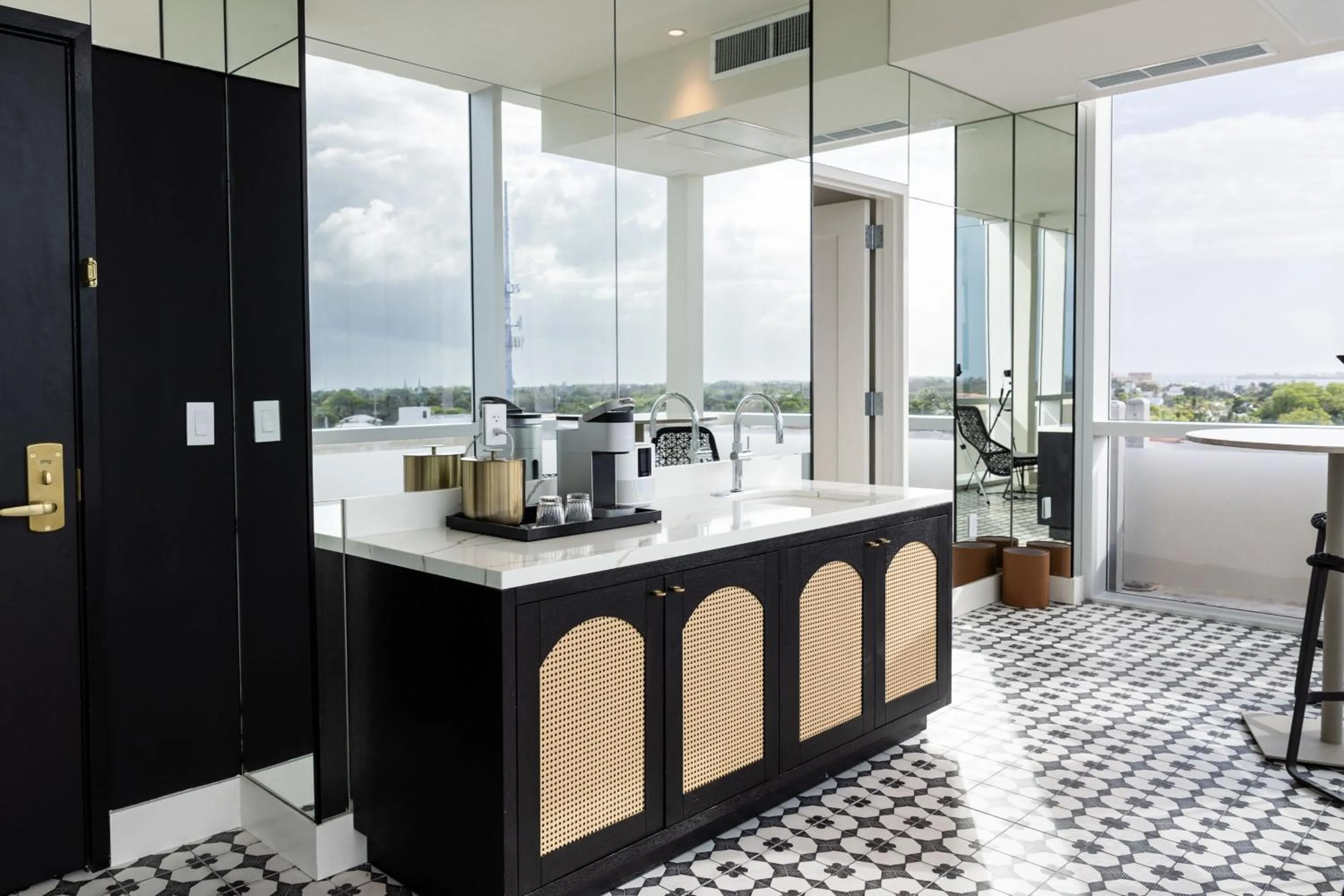 Lounge or bar in La Concha Key West, Autograph Collection