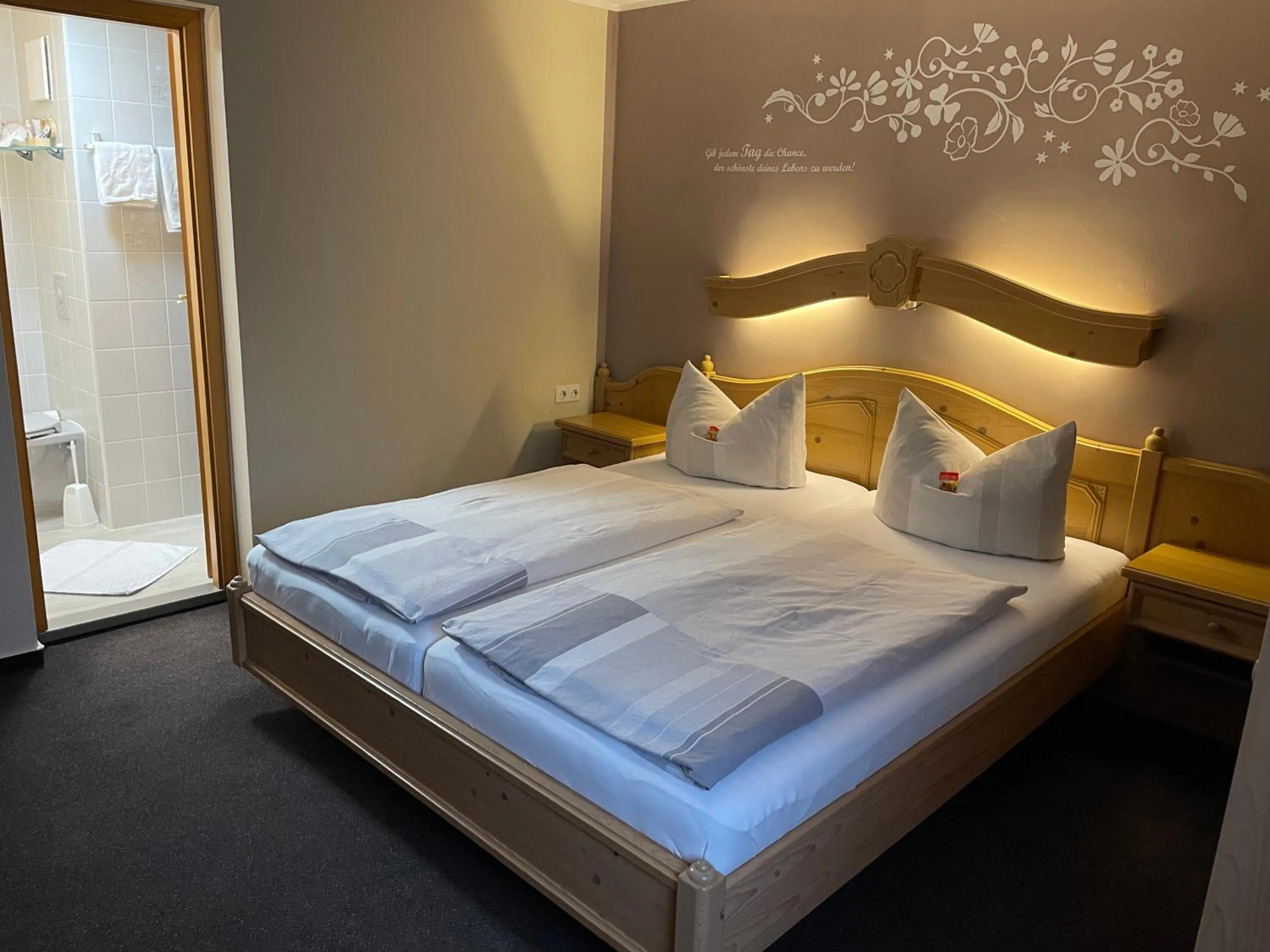 Bathroom, Bed in Land-Hotel Mühlengrund