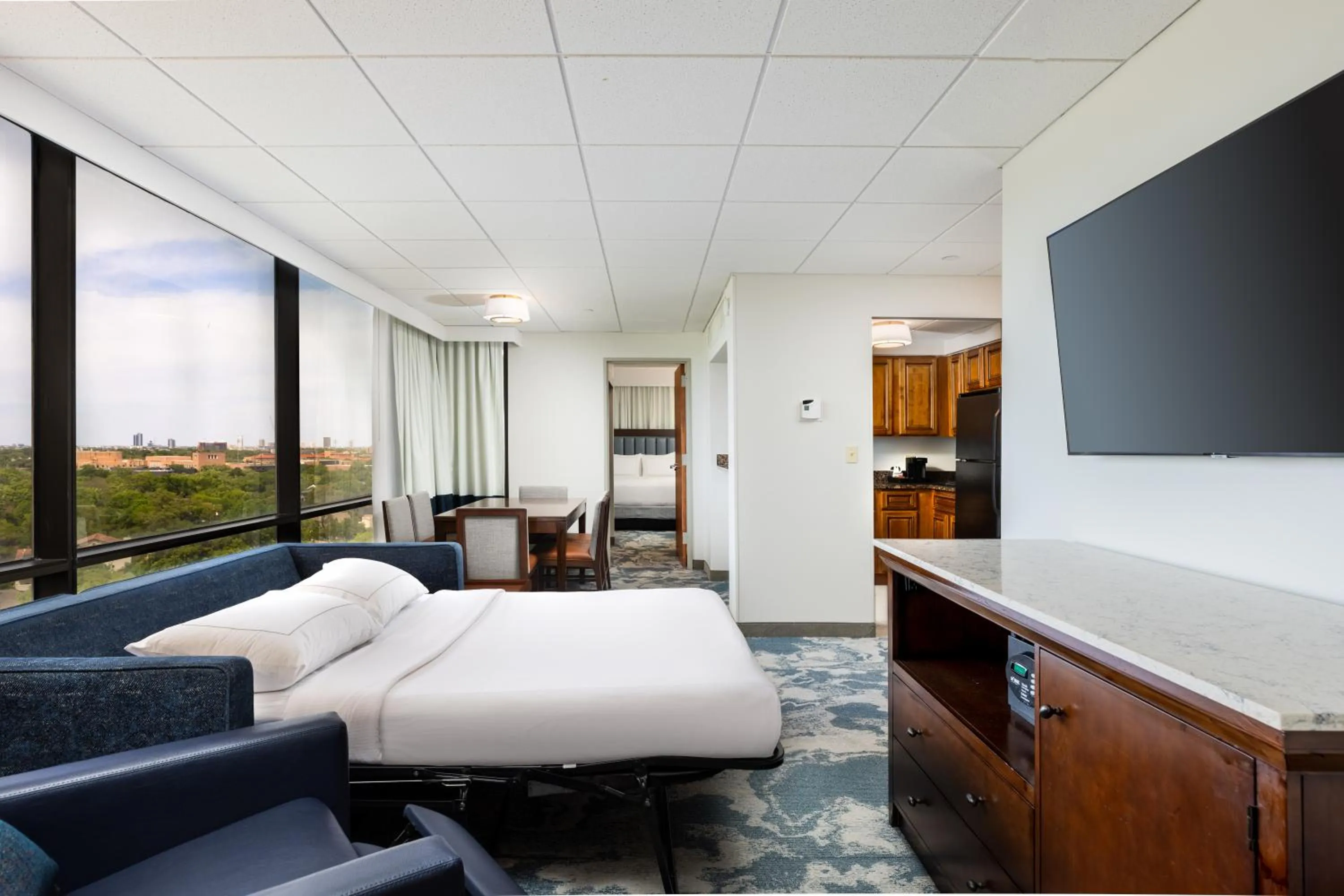 Living room in DoubleTree by Hilton Houston Medical Center Hotel & Suites