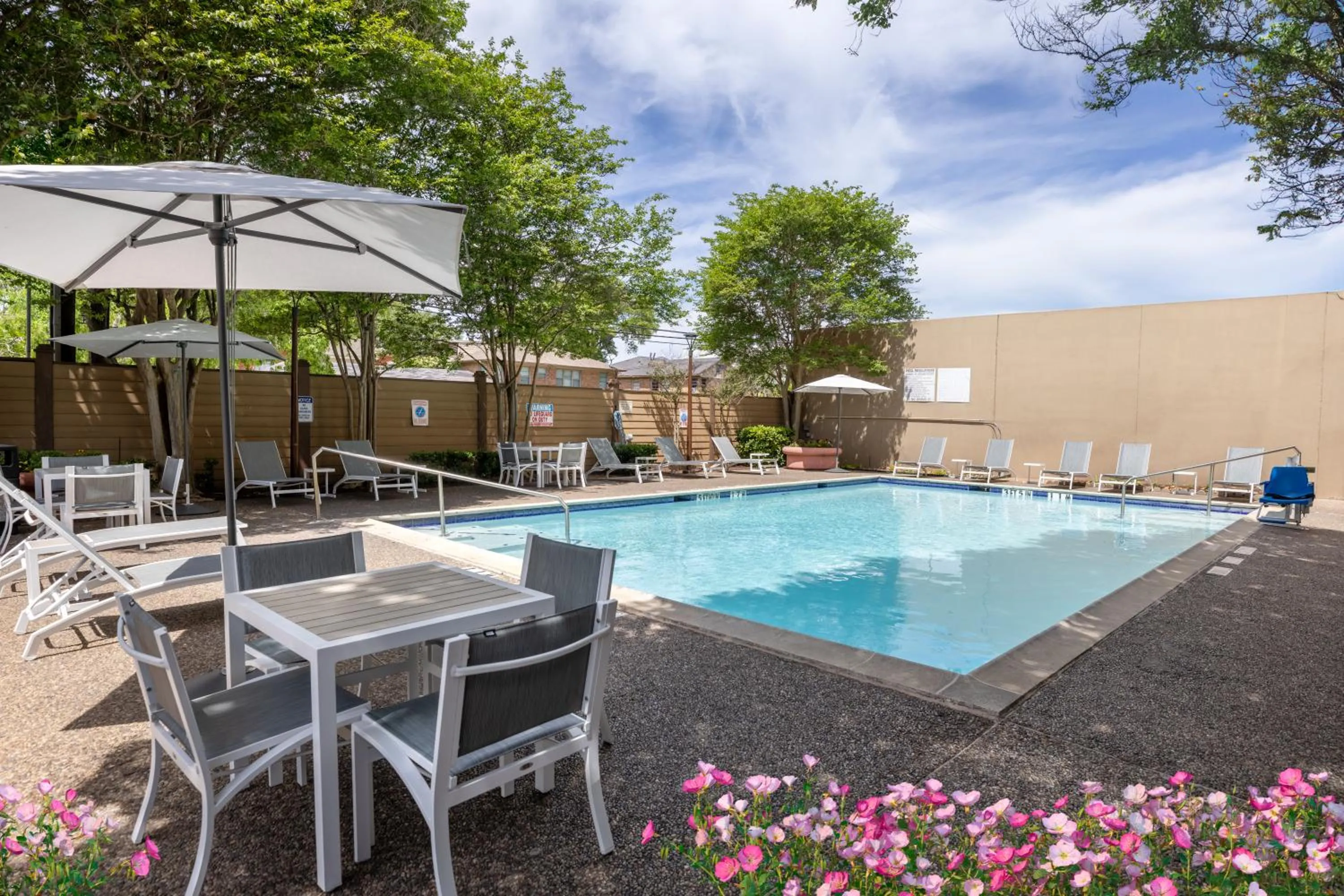Swimming pool in DoubleTree by Hilton Houston Medical Center Hotel & Suites