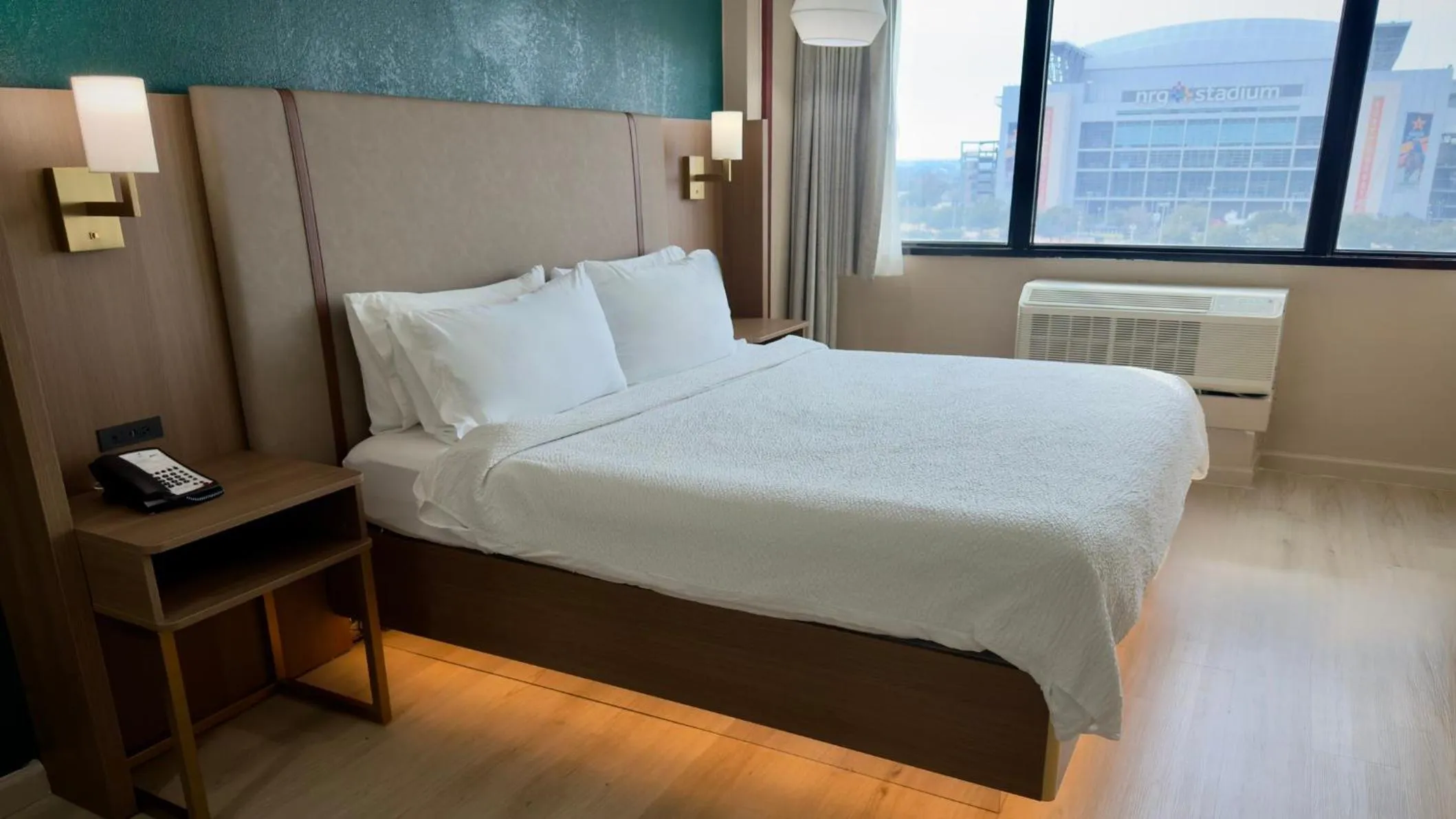 Photo of the whole room, Bed in Holiday Inn Houston S - NRG Area - Med Ctr by IHG