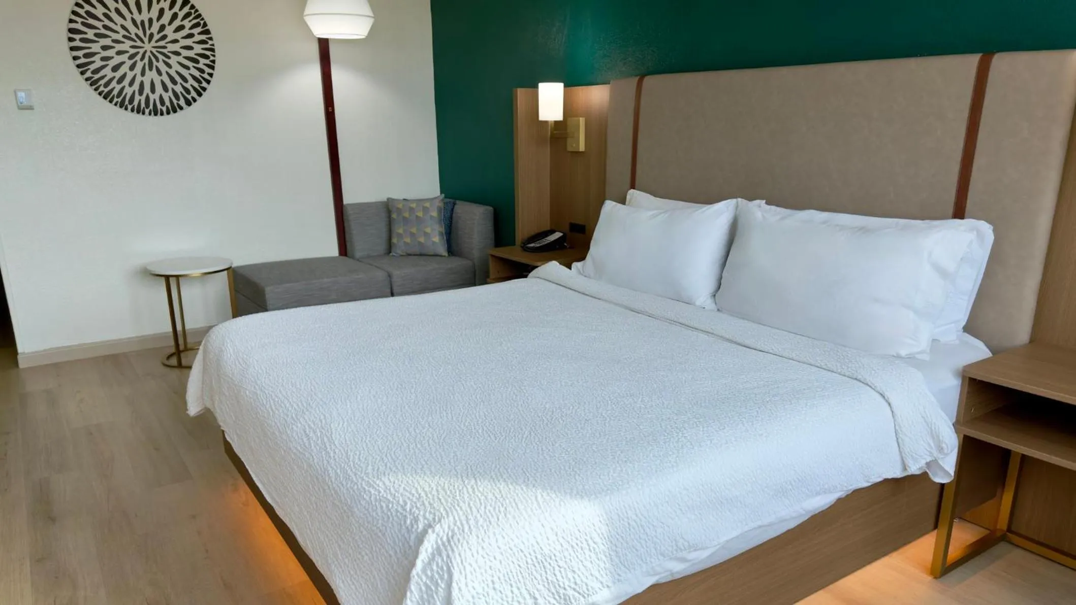 Photo of the whole room, Bed in Holiday Inn Houston S - NRG Area - Med Ctr by IHG