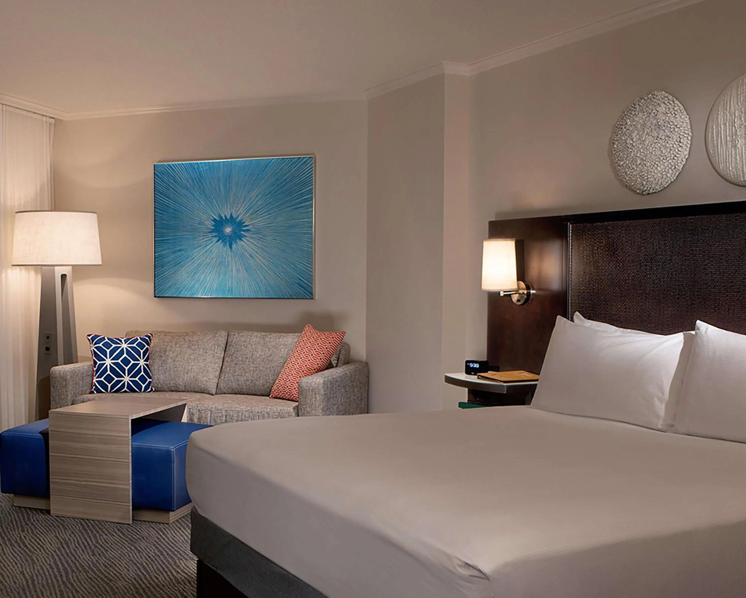 Living room, Bed in Hilton Orlando Buena Vista Palace - Disney Springs Area