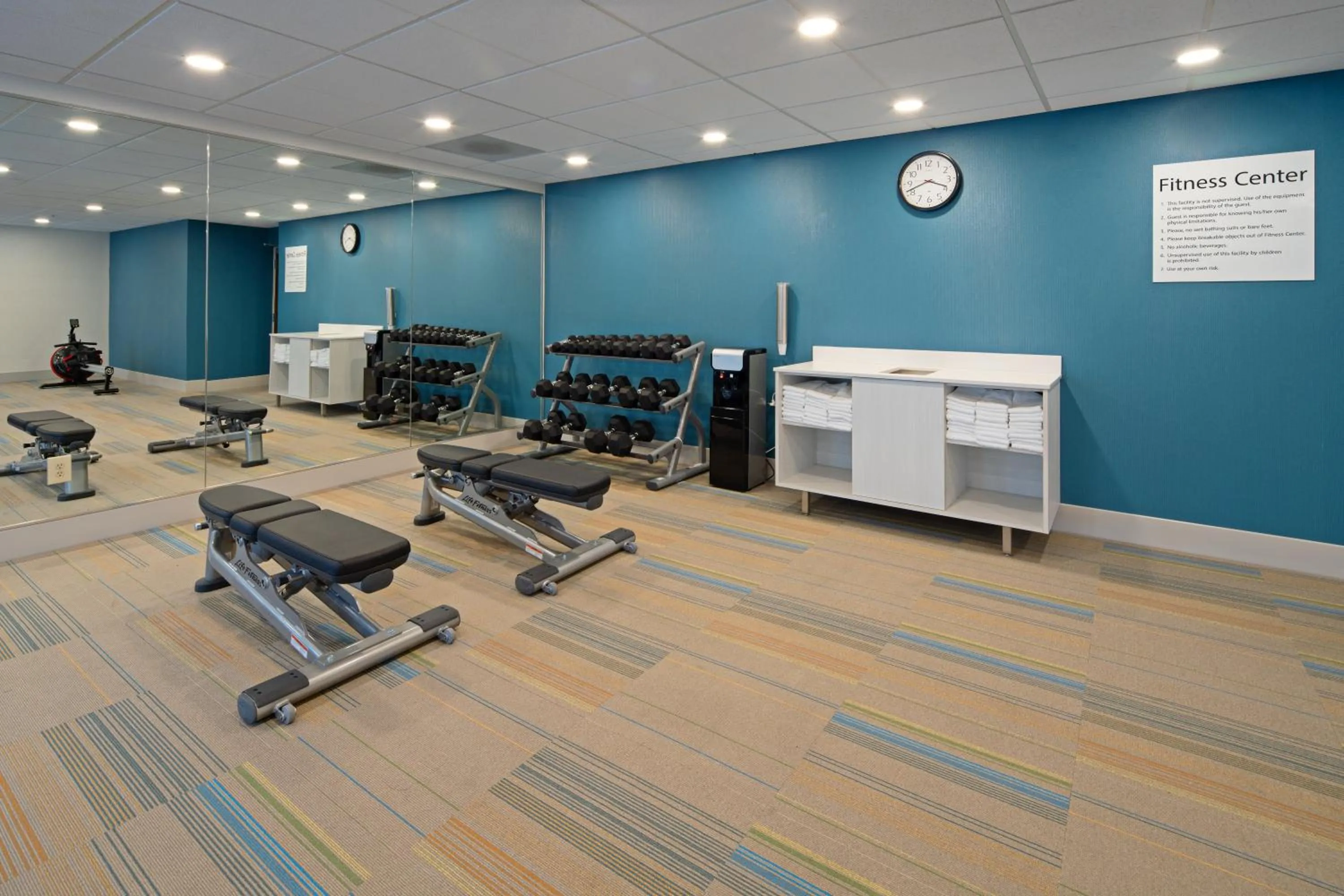 Fitness centre/facilities in Holiday Inn Express Seattle - Sea-Tac Airport by IHG