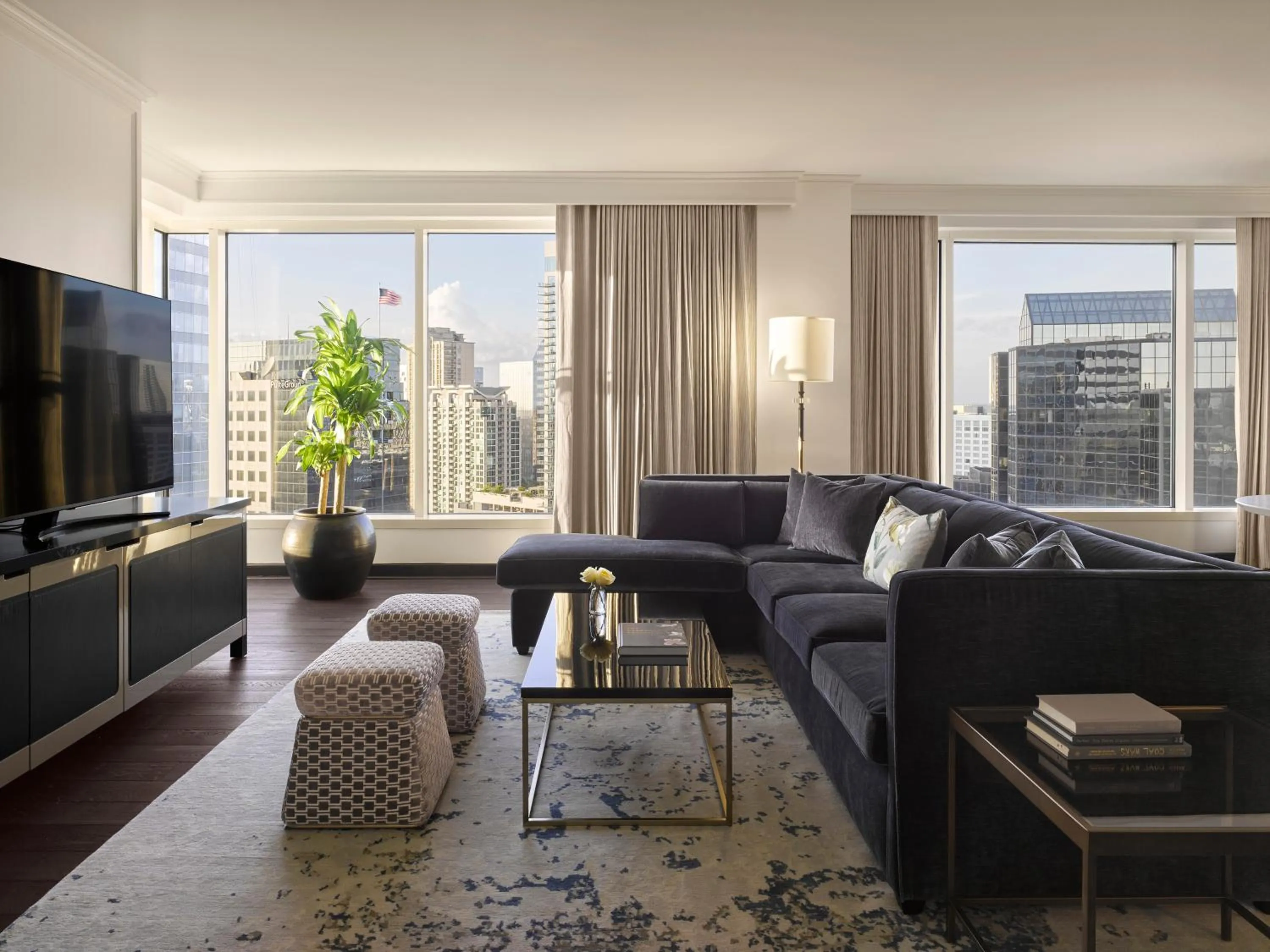 Living room in InterContinental Buckhead Atlanta by IHG