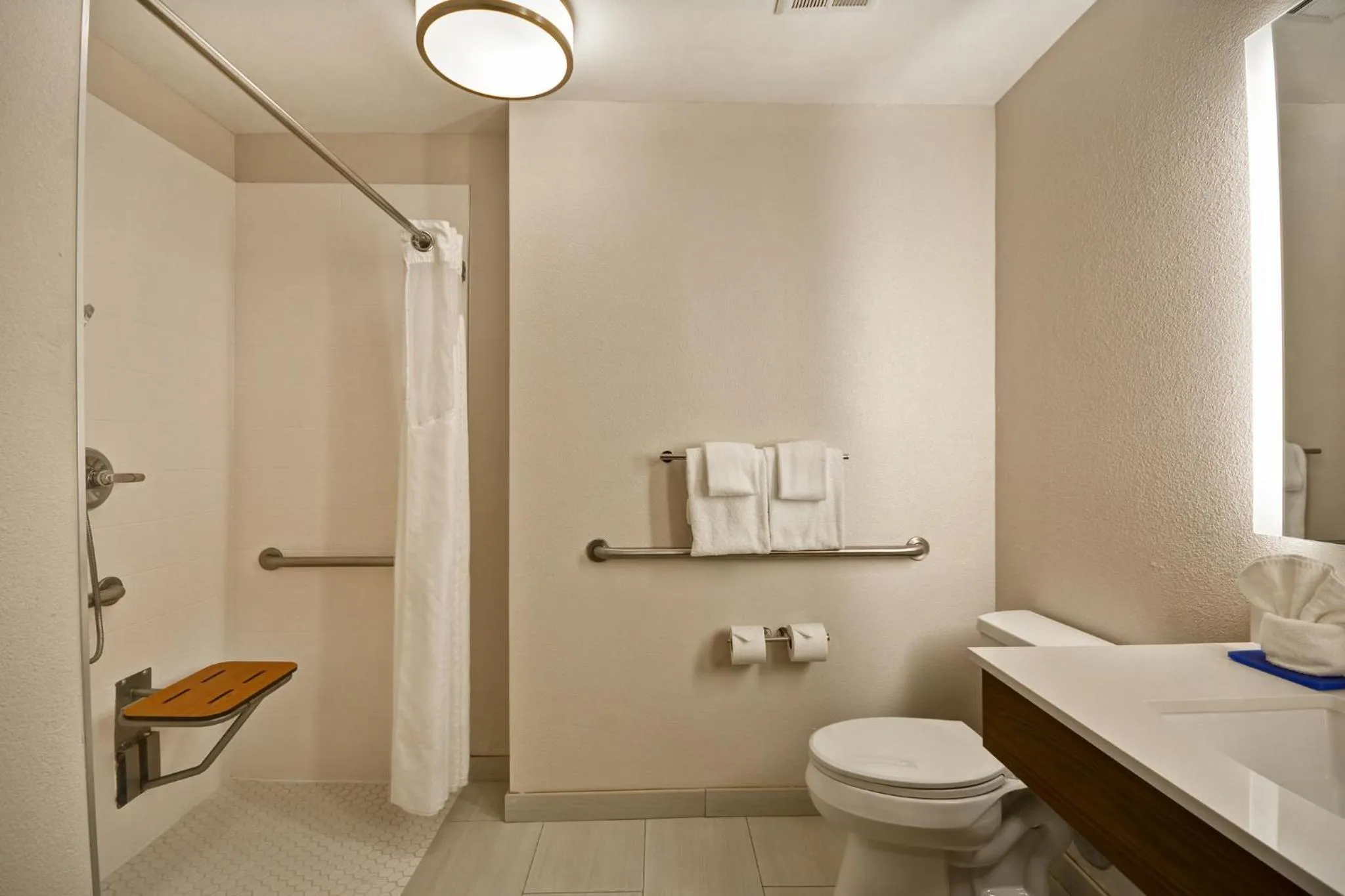 Photo of the whole room in Holiday Inn Express Fresno River Park Highway 41 by IHG