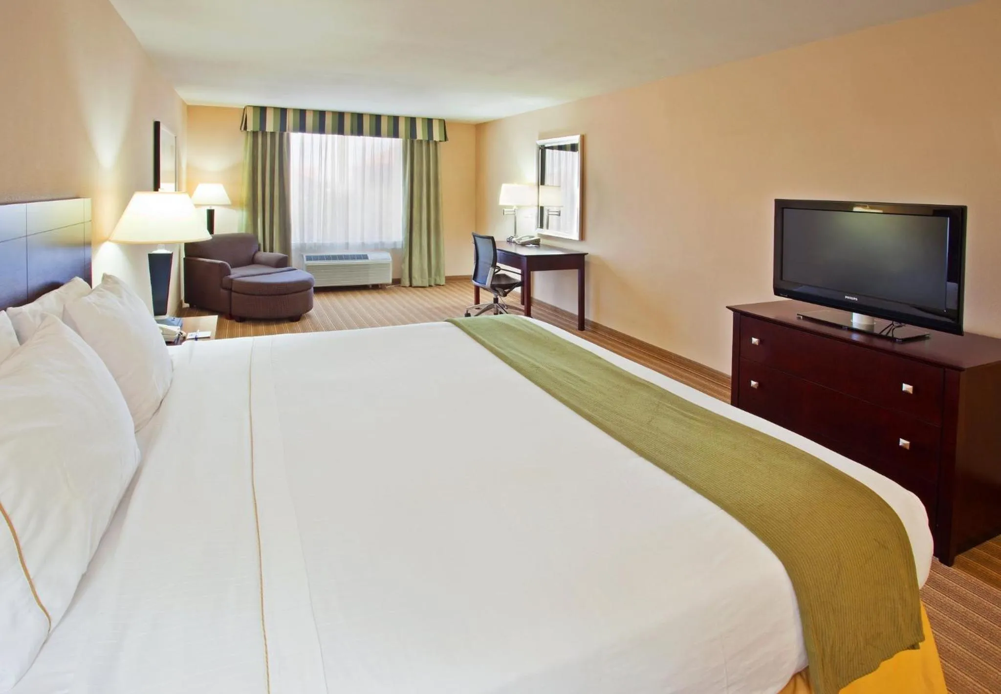 Photo of the whole room, Bed in Holiday Inn Express Fresno River Park Highway 41 by IHG