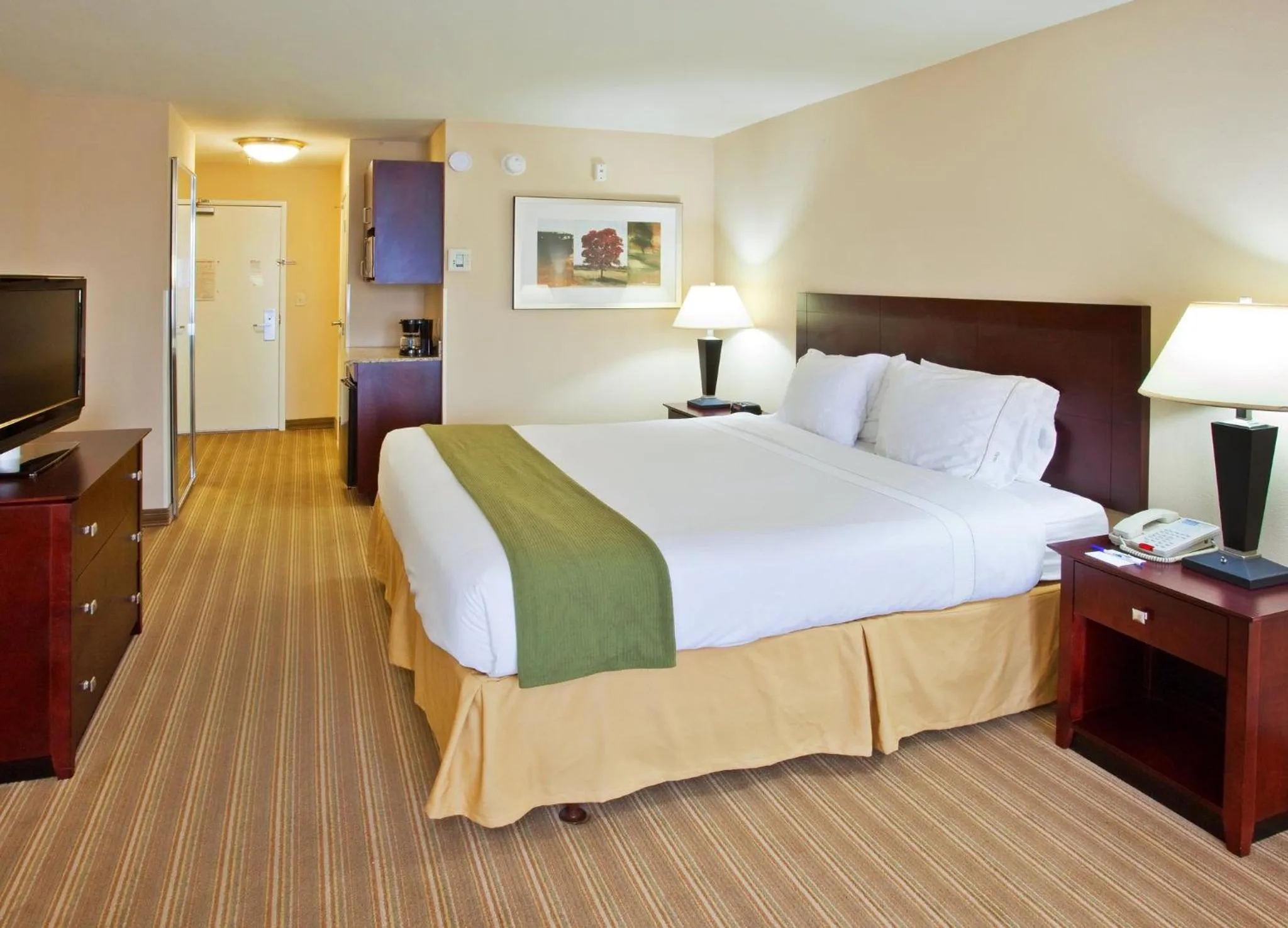 Photo of the whole room, Bed in Holiday Inn Express Fresno River Park Highway 41 by IHG