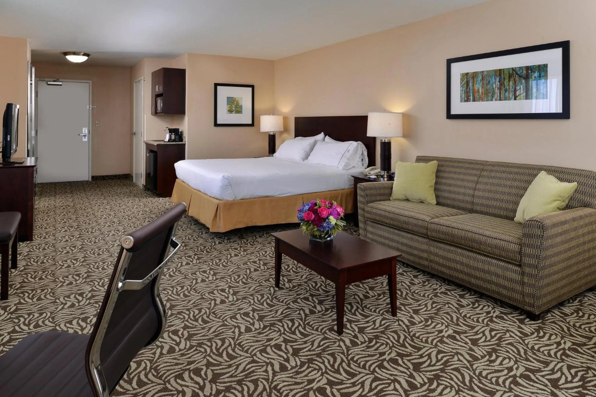 Photo of the whole room, Bed in Holiday Inn Express Fresno River Park Highway 41 by IHG