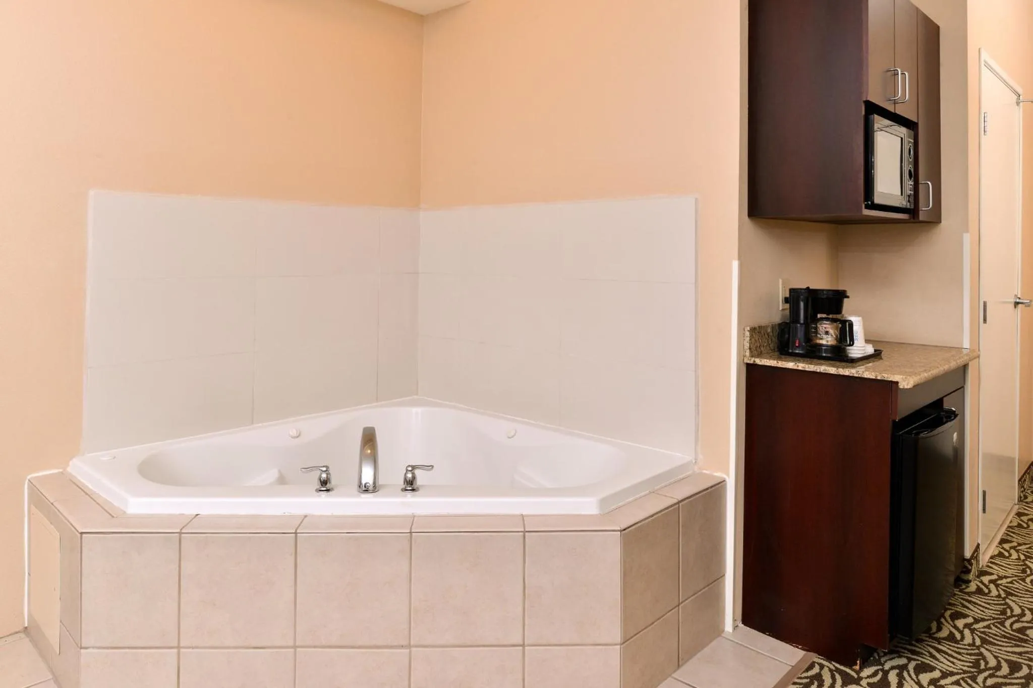 Photo of the whole room in Holiday Inn Express Fresno River Park Highway 41 by IHG