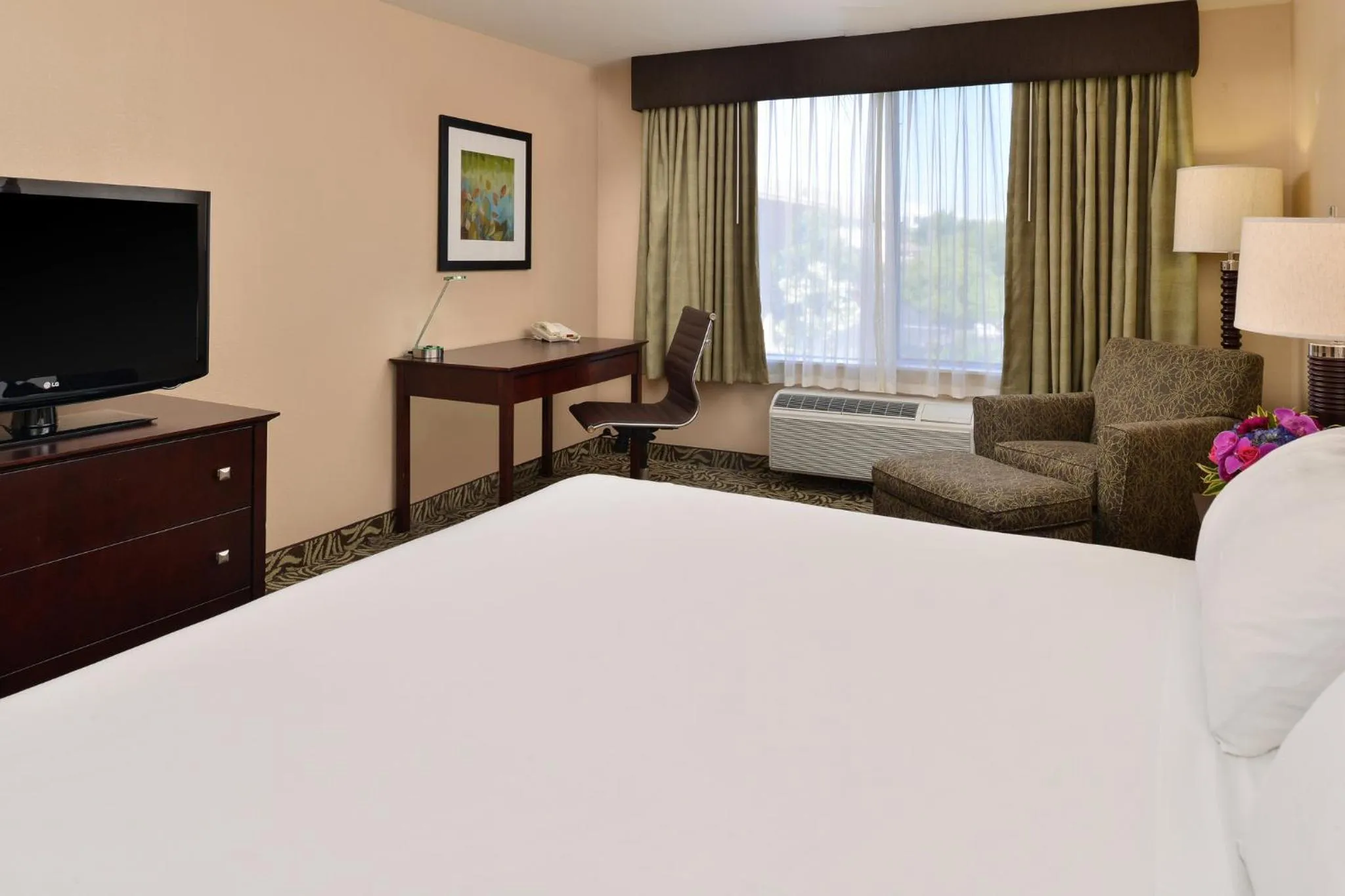 Photo of the whole room, Bed in Holiday Inn Express Fresno River Park Highway 41 by IHG