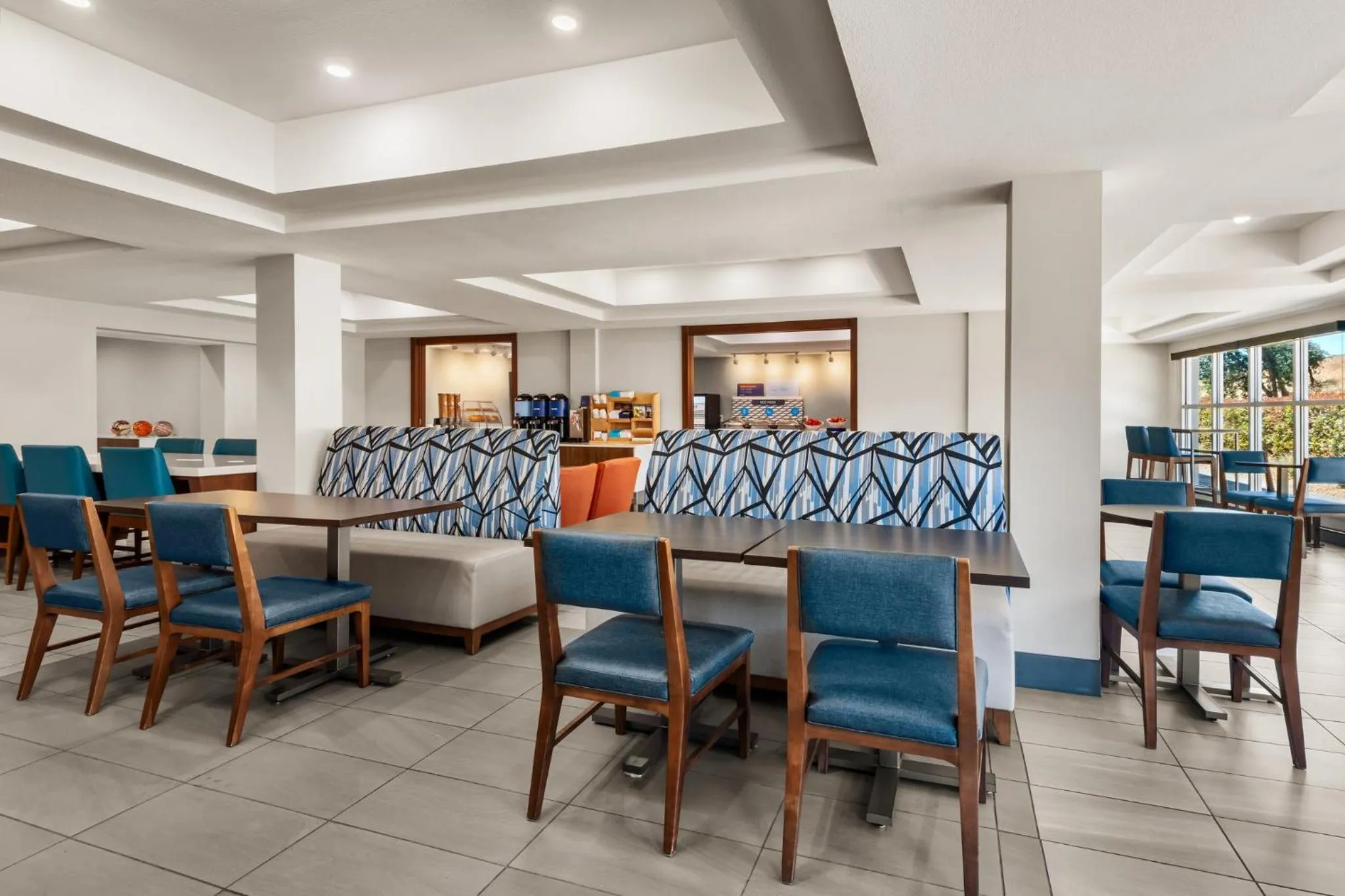 Breakfast in Holiday Inn Express Fresno River Park Highway 41 by IHG