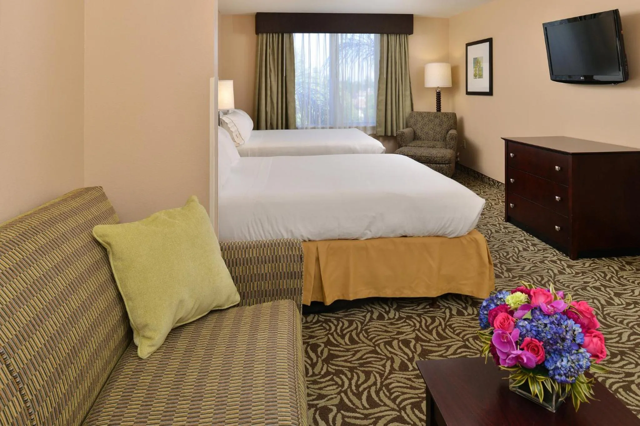 Photo of the whole room, Bed in Holiday Inn Express Fresno River Park Highway 41 by IHG