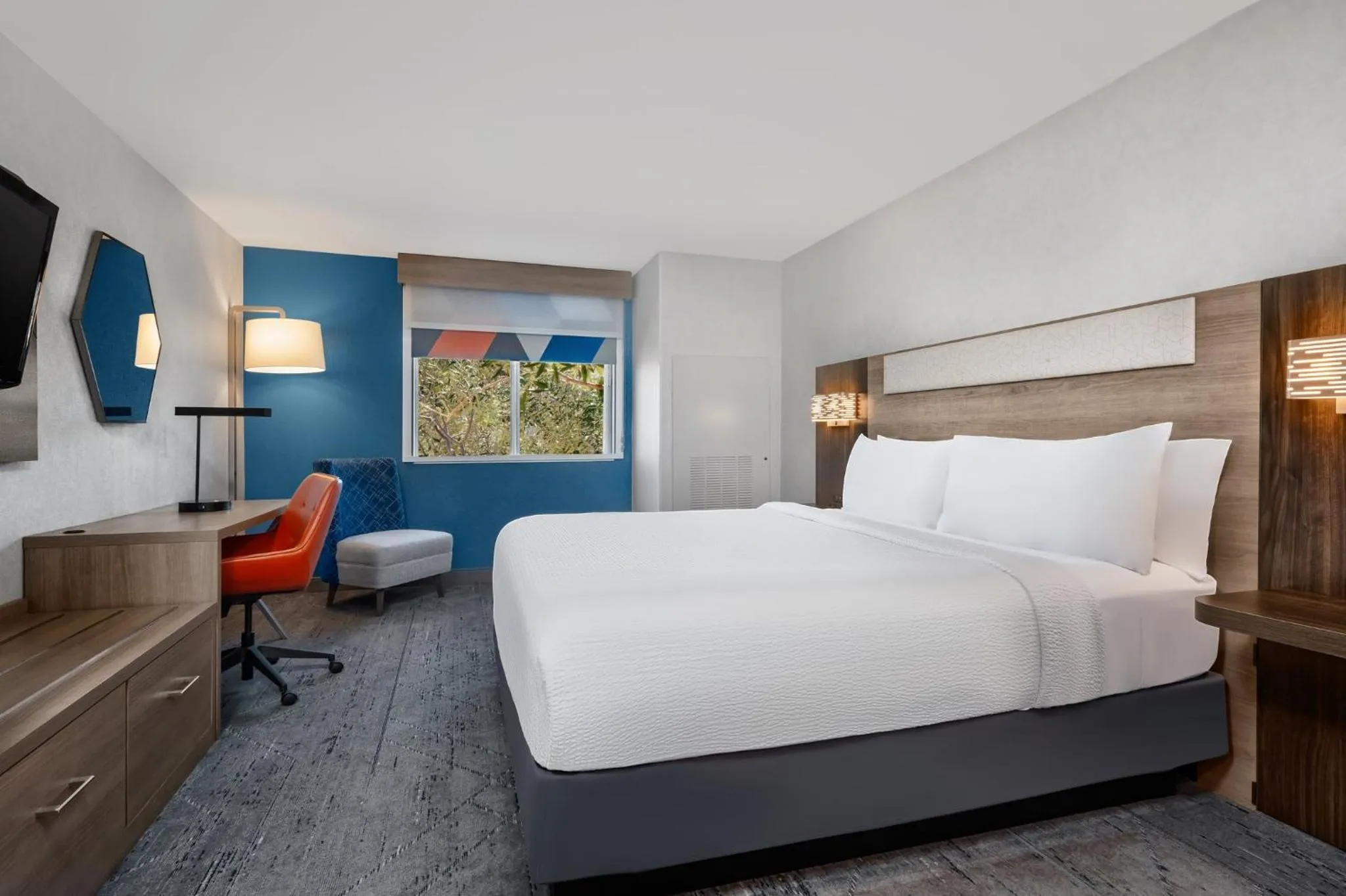 Photo of the whole room, Bed in Holiday Inn Express Fresno River Park Highway 41 by IHG