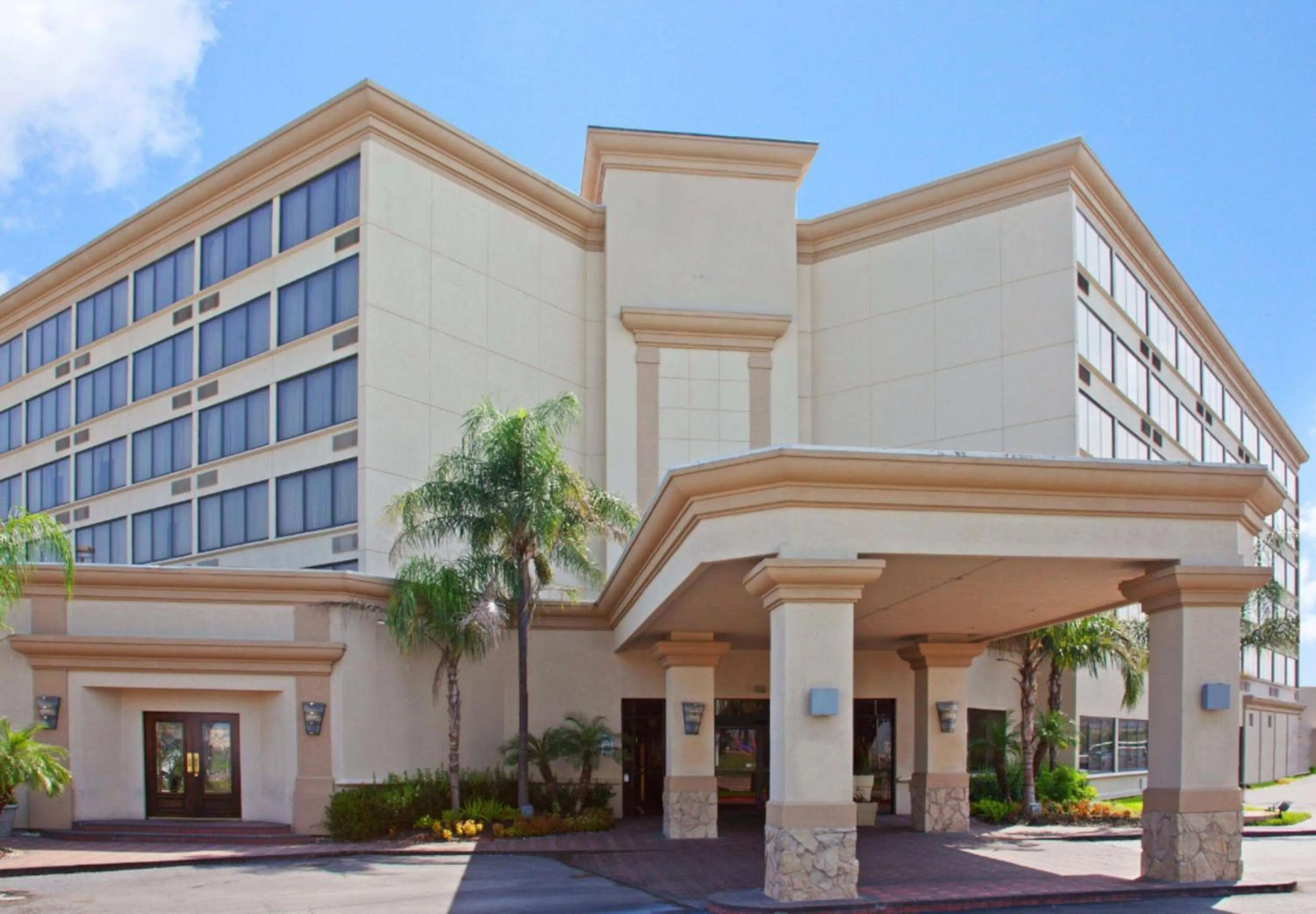 Property building in Wyndham Houston Hobby Airport