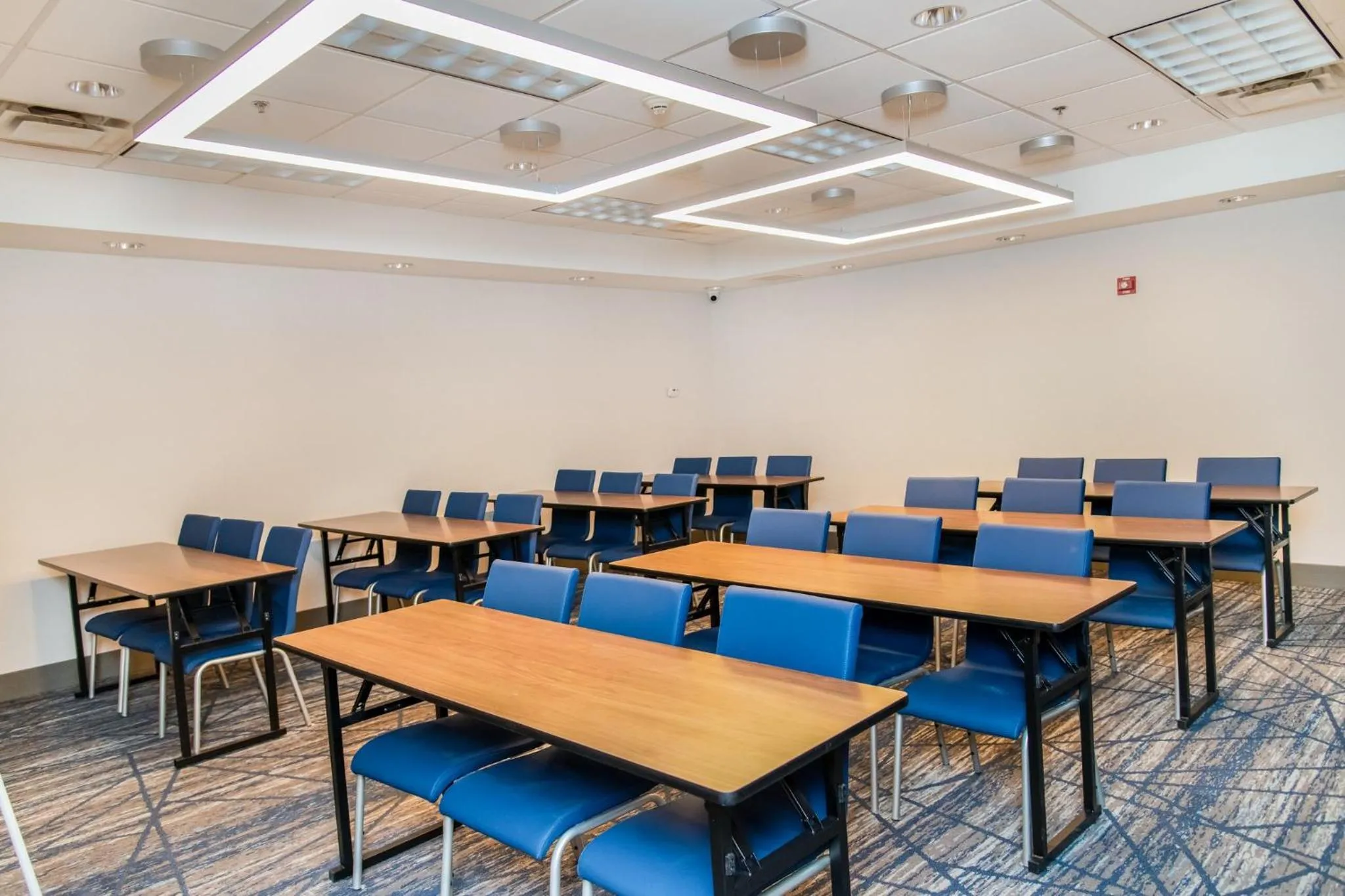 Meeting/conference room in Holiday Inn Express Hotel & Suites Pittsburgh-South Side by IHG
