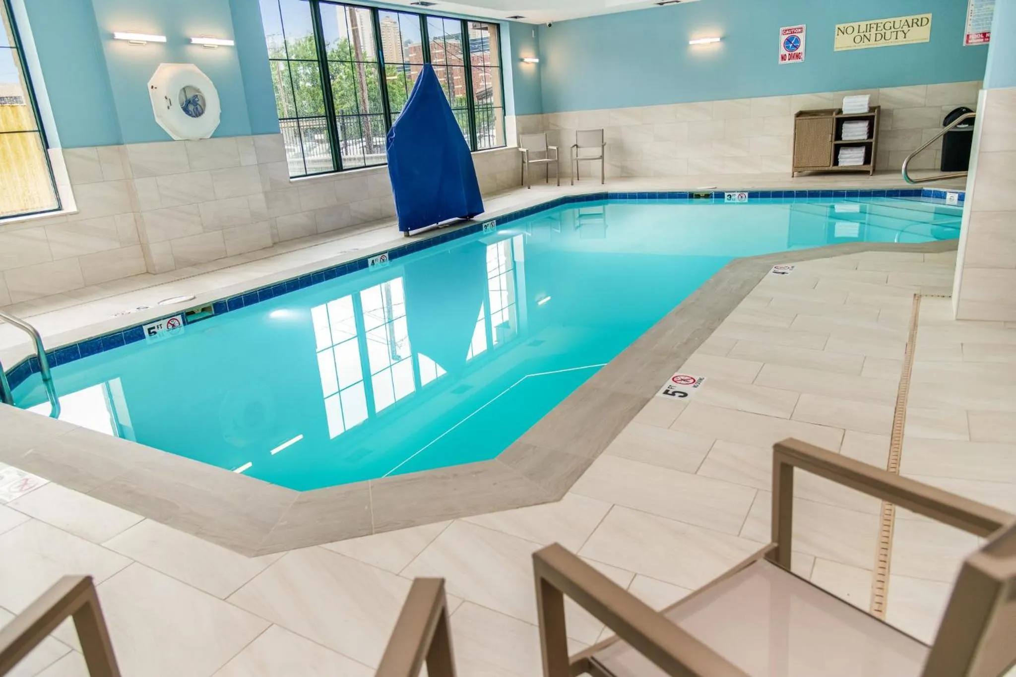 Swimming pool in Holiday Inn Express Hotel & Suites Pittsburgh-South Side by IHG