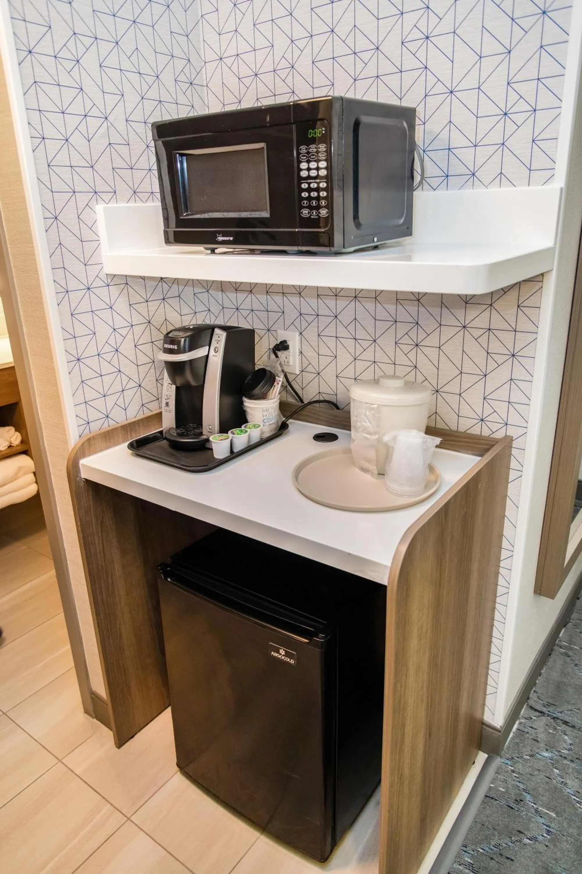 Coffee/tea facilities in Holiday Inn Express Hotel & Suites Pittsburgh-South Side by IHG