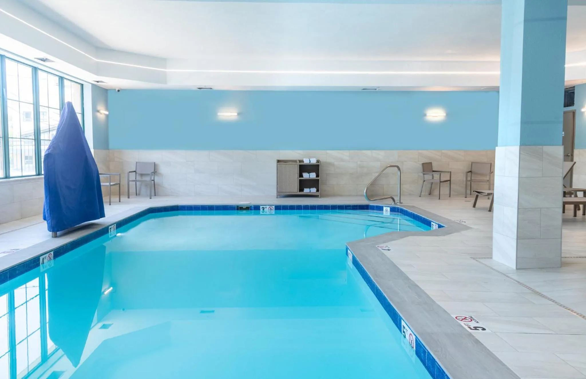 Swimming pool in Holiday Inn Express Hotel & Suites Pittsburgh-South Side by IHG