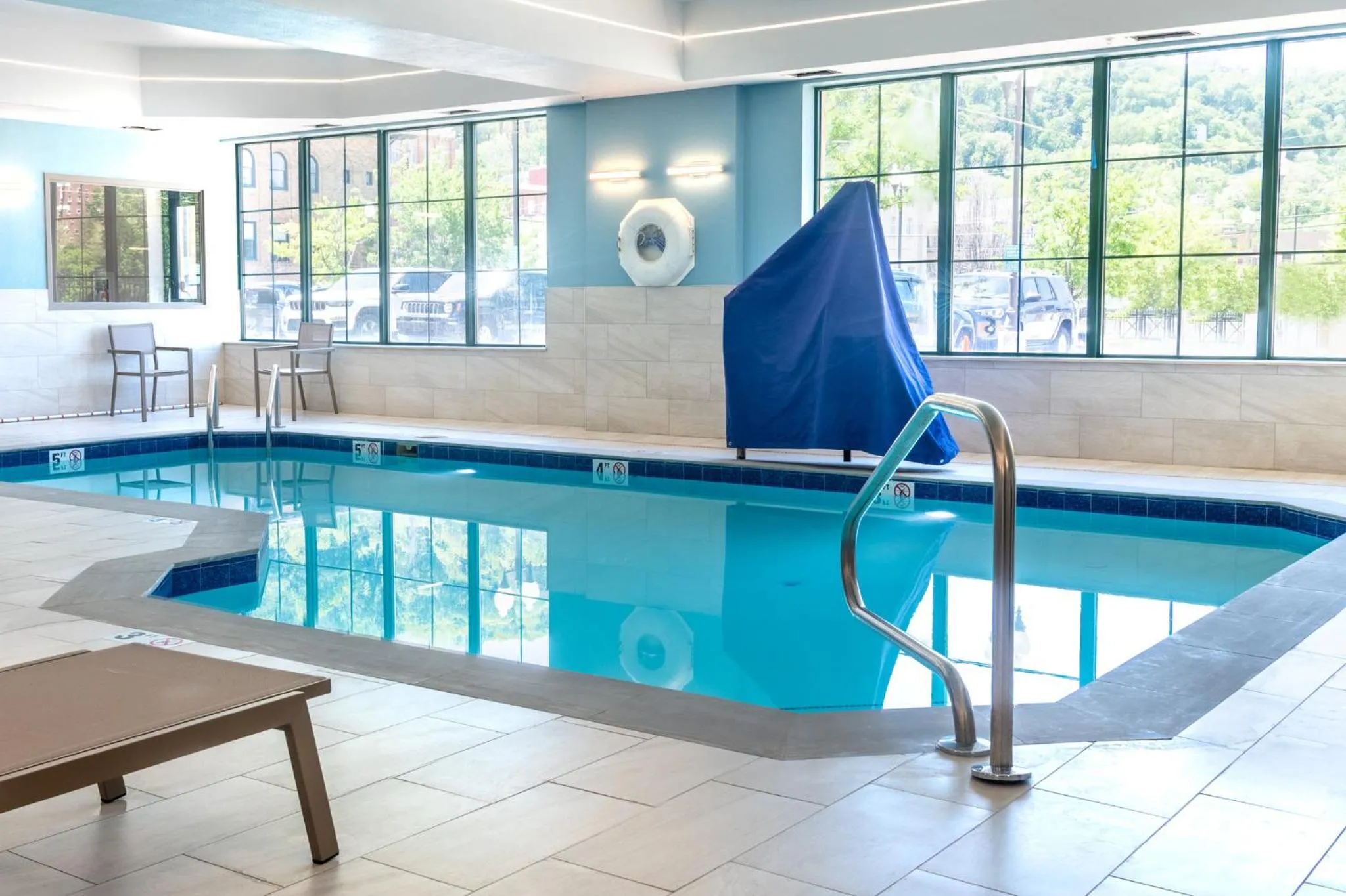 Swimming pool in Holiday Inn Express Hotel & Suites Pittsburgh-South Side by IHG