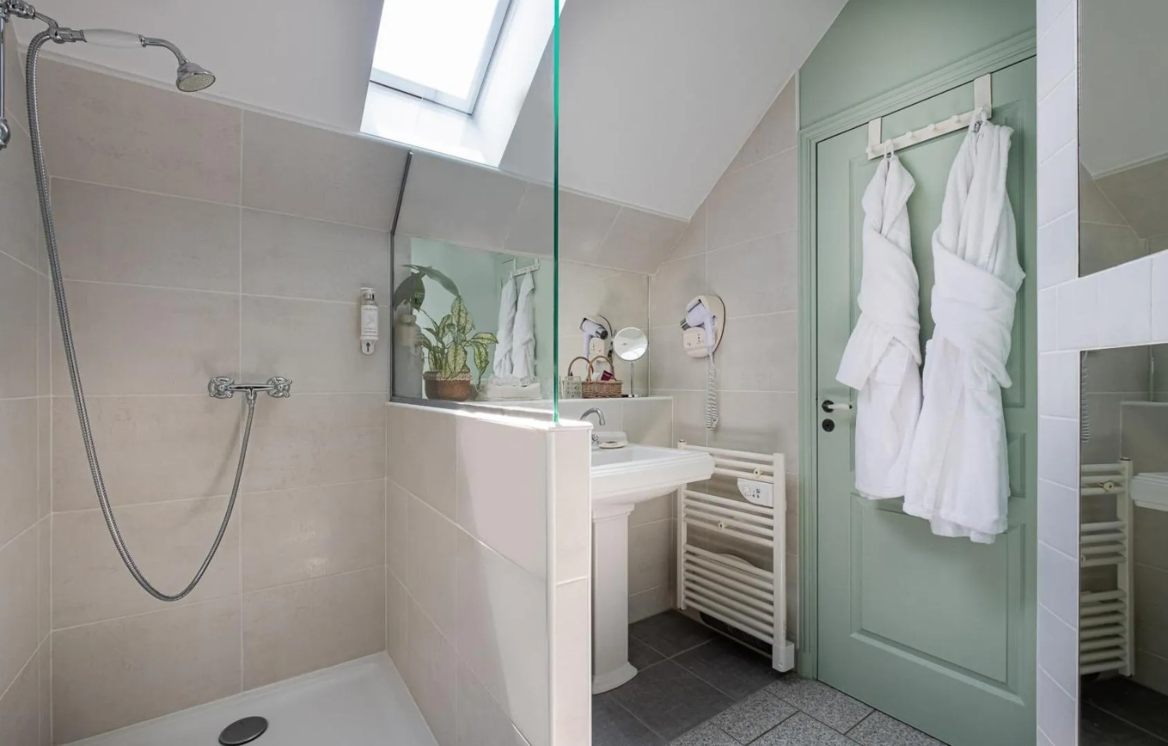 Bathroom in La Marine de Loire Hôtel & Spa