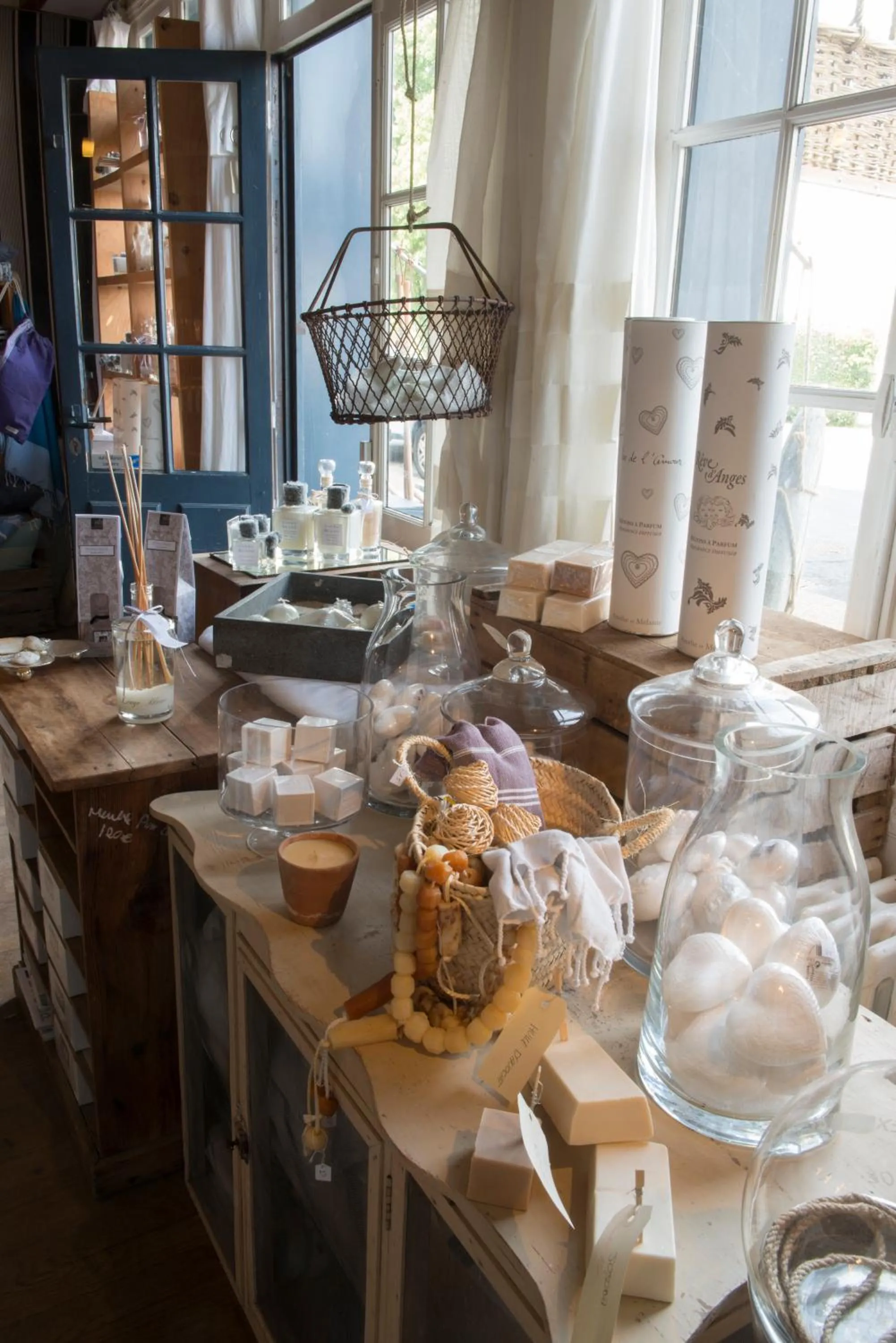 Lounge or bar in La Marine de Loire Hôtel & Spa