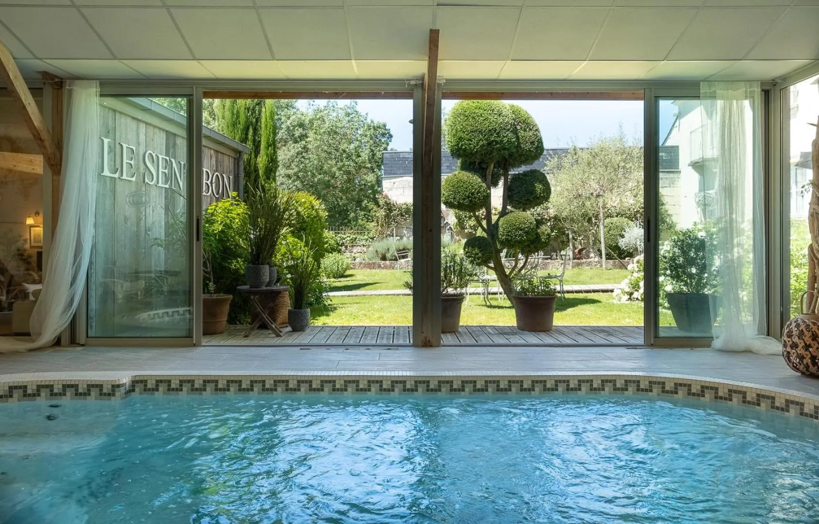 Swimming pool in La Marine de Loire Hôtel & Spa