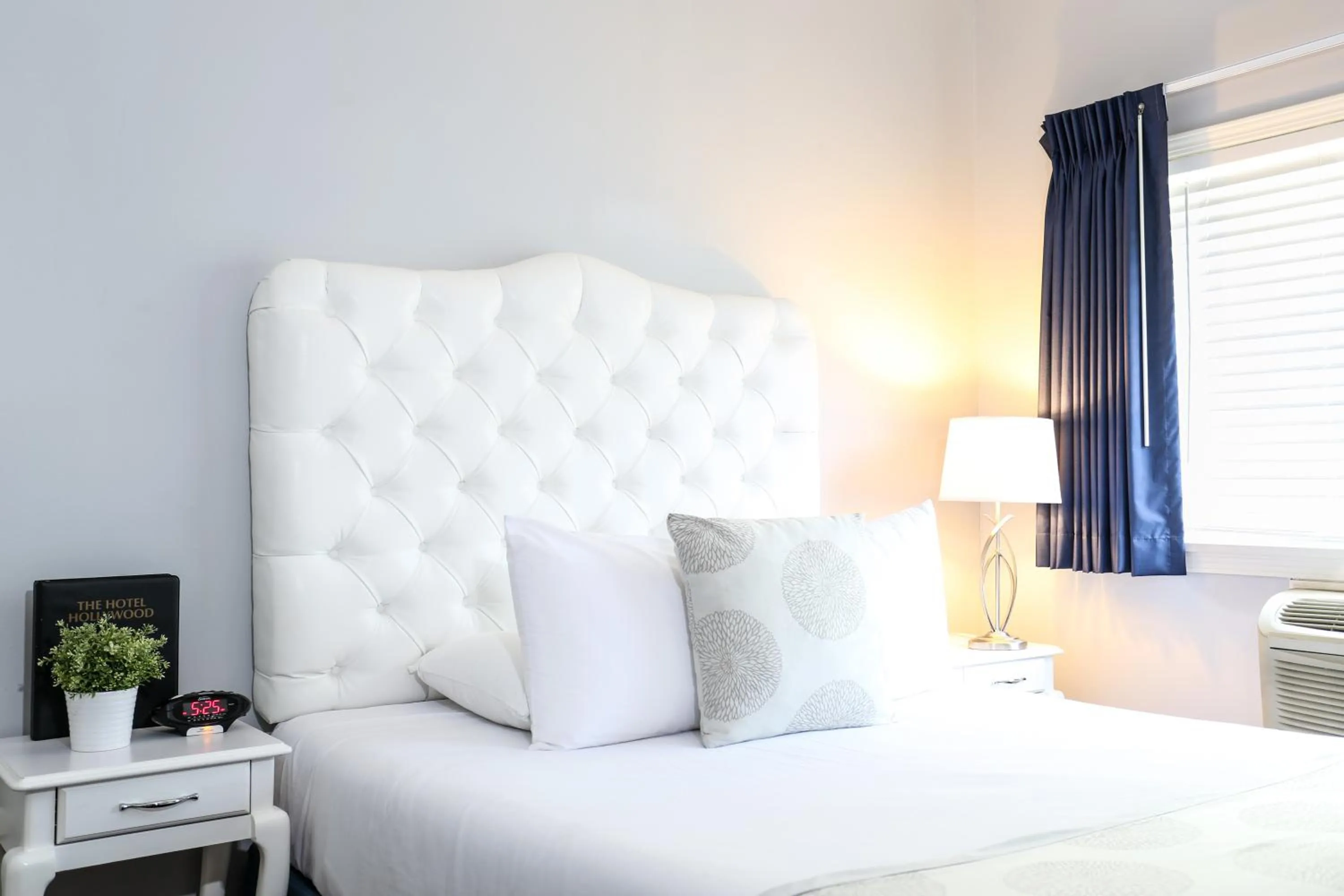 Bed in The Hotel Hollywood