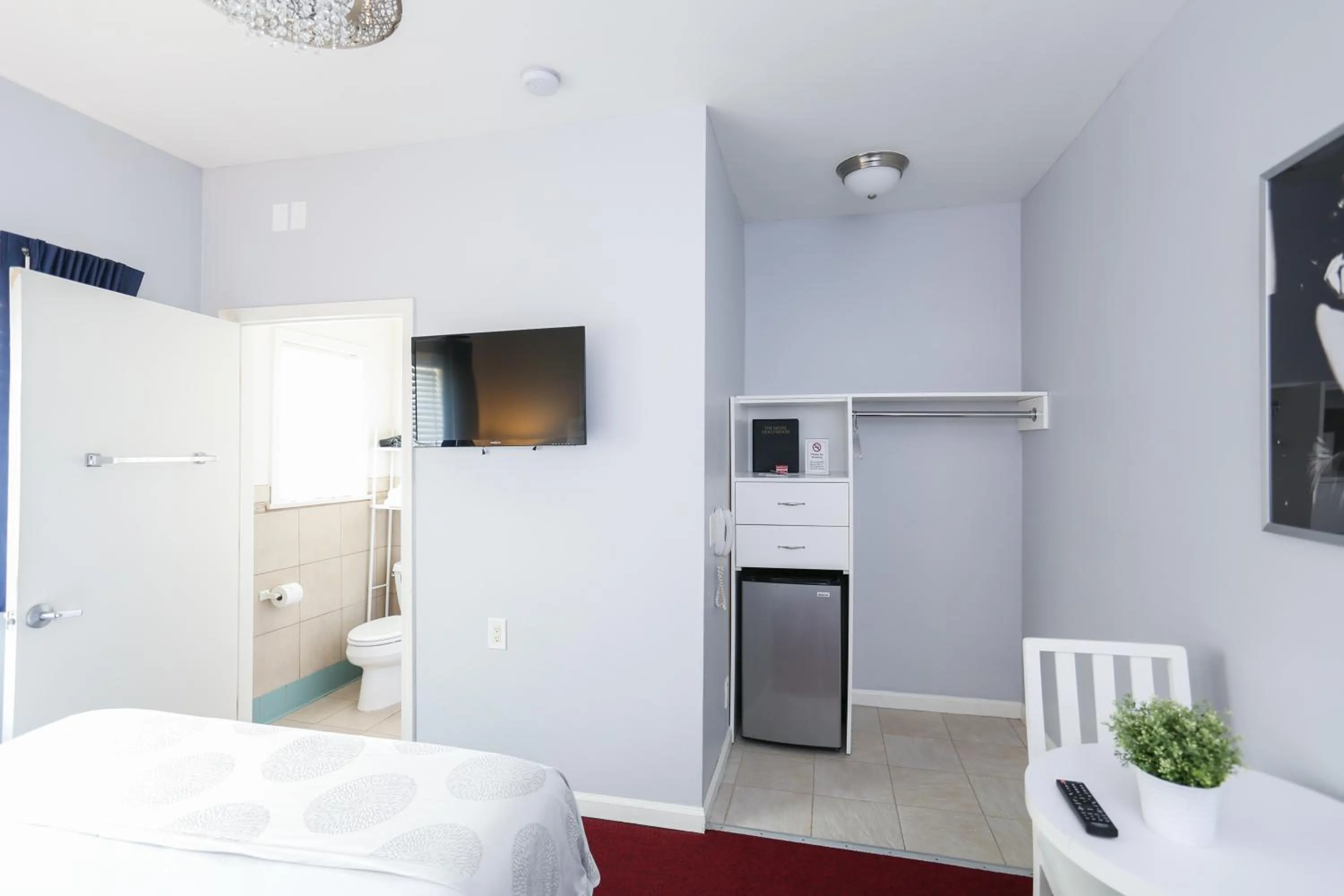 Living room, Bed in The Hotel Hollywood