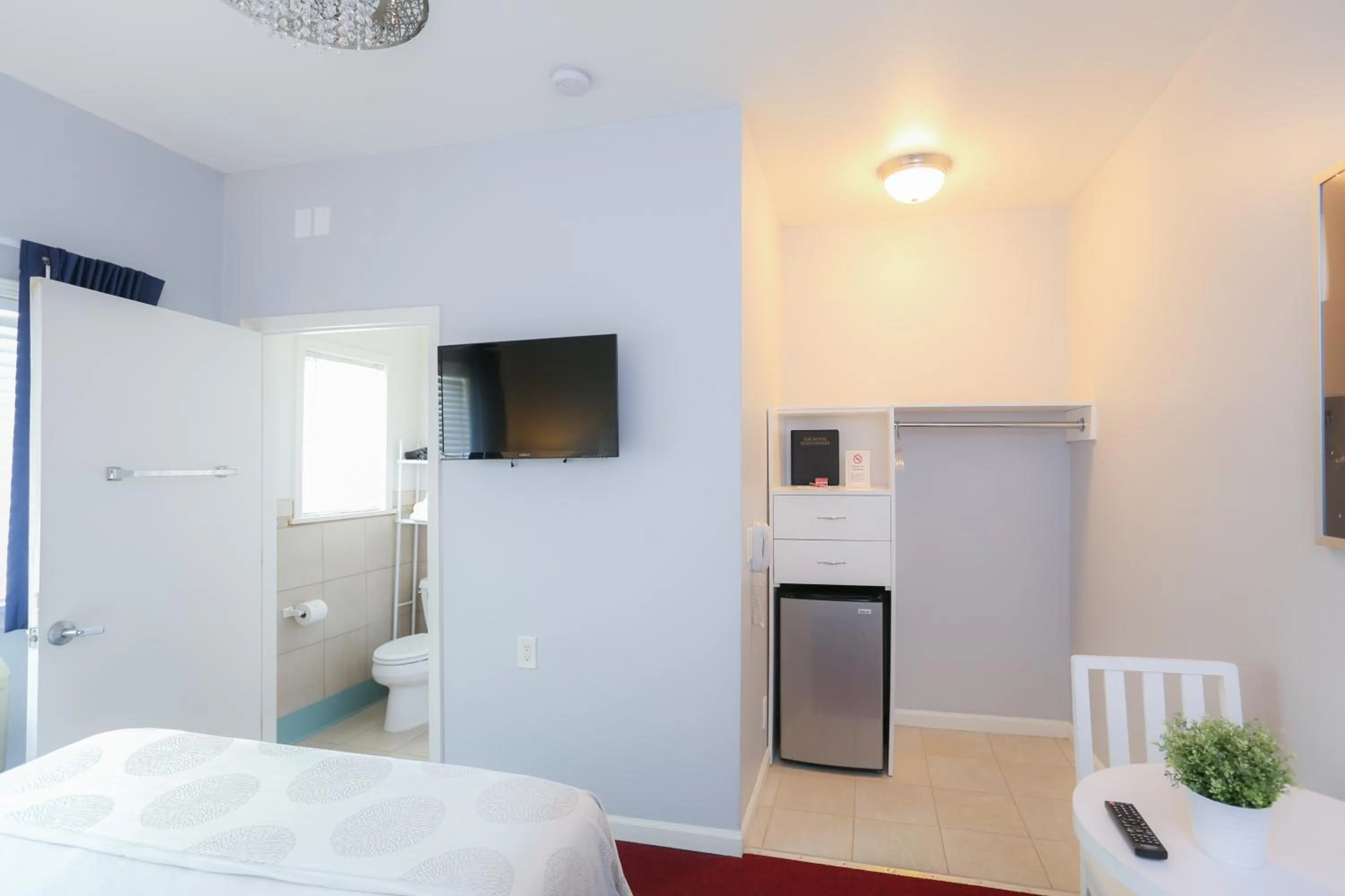 Living room, Bed in The Hotel Hollywood