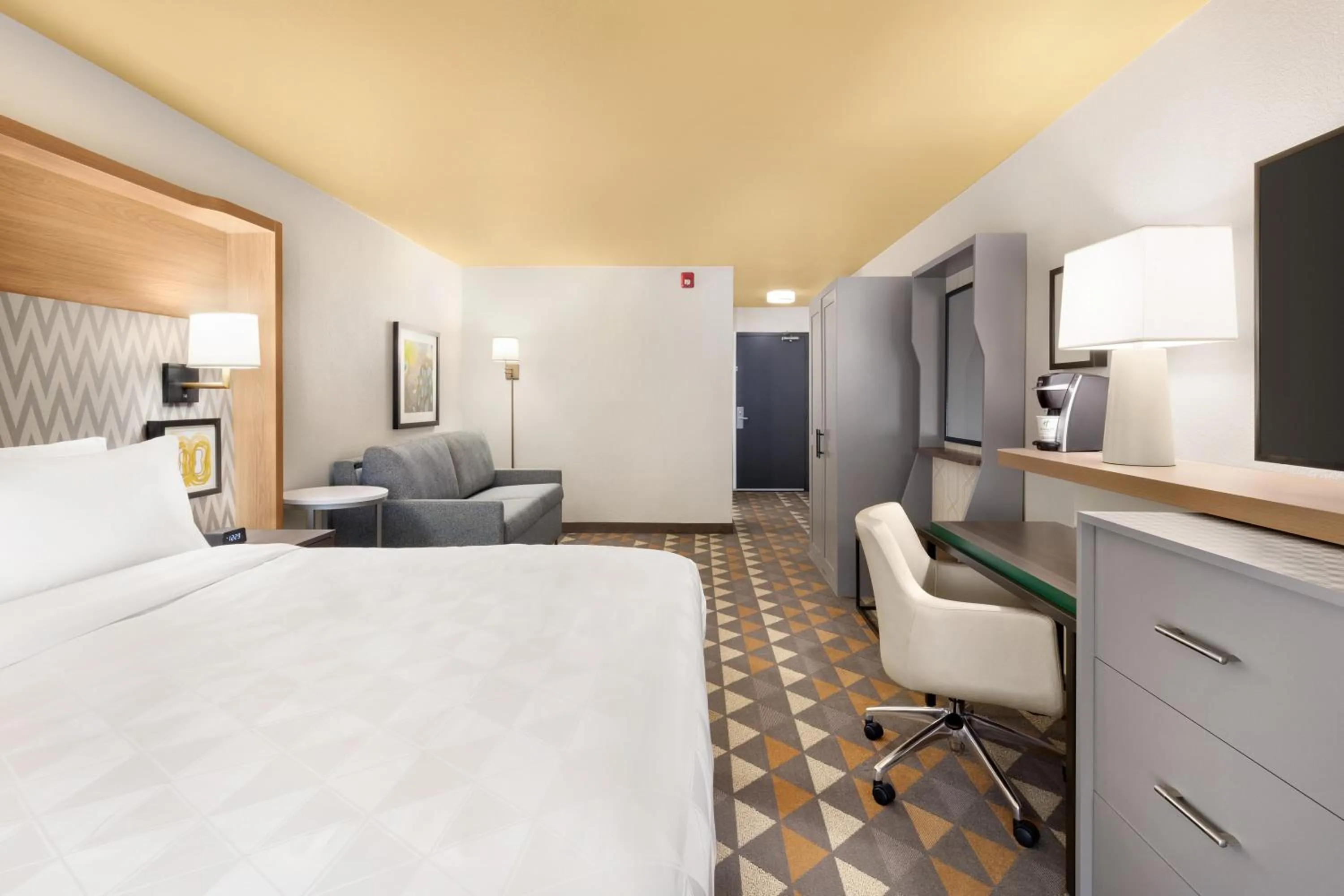 Photo of the whole room, Bed in Holiday Inn Houston Intercontinental Airport by IHG