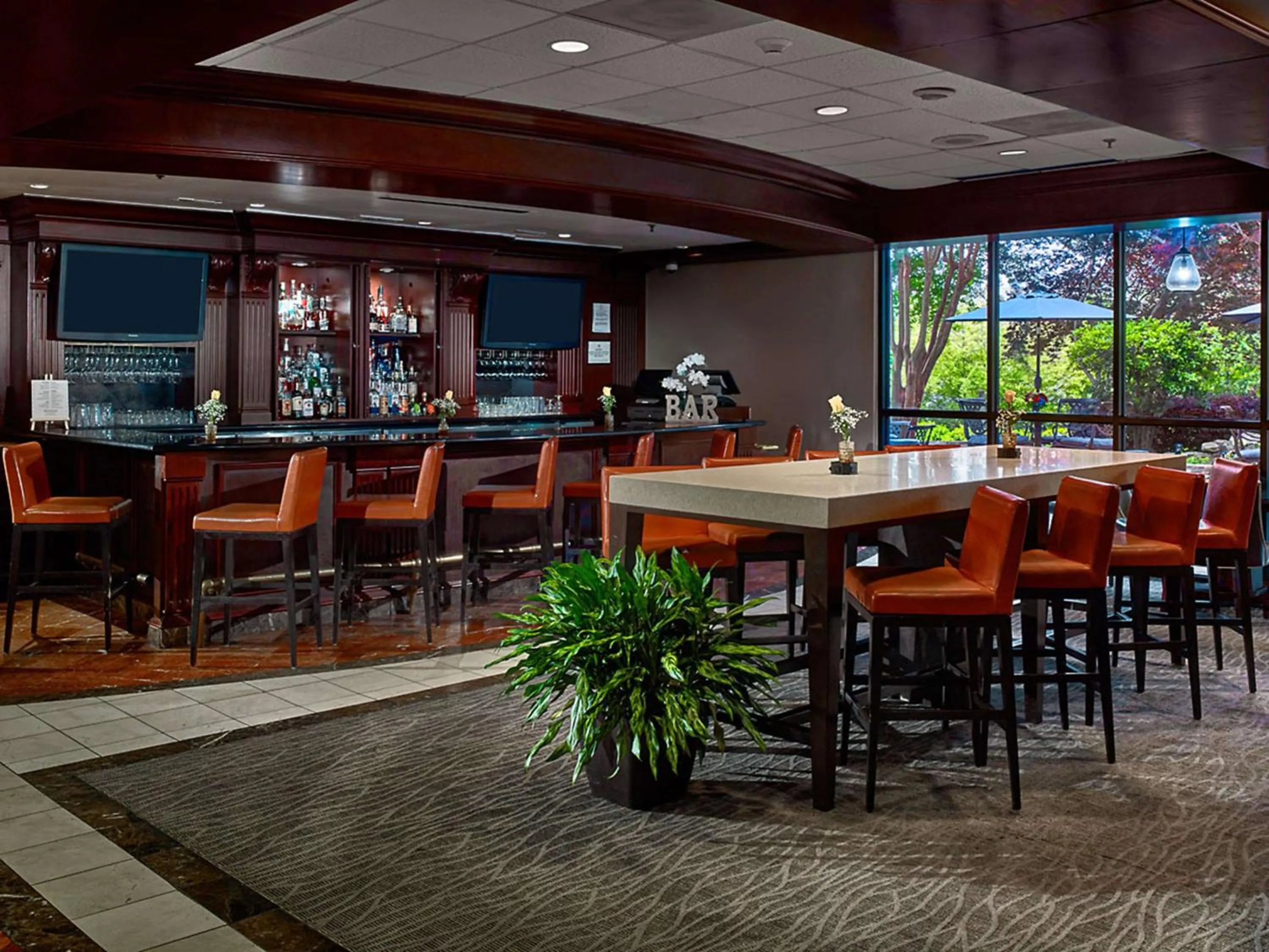 Lounge or bar in Sonesta Atlanta Airport North
