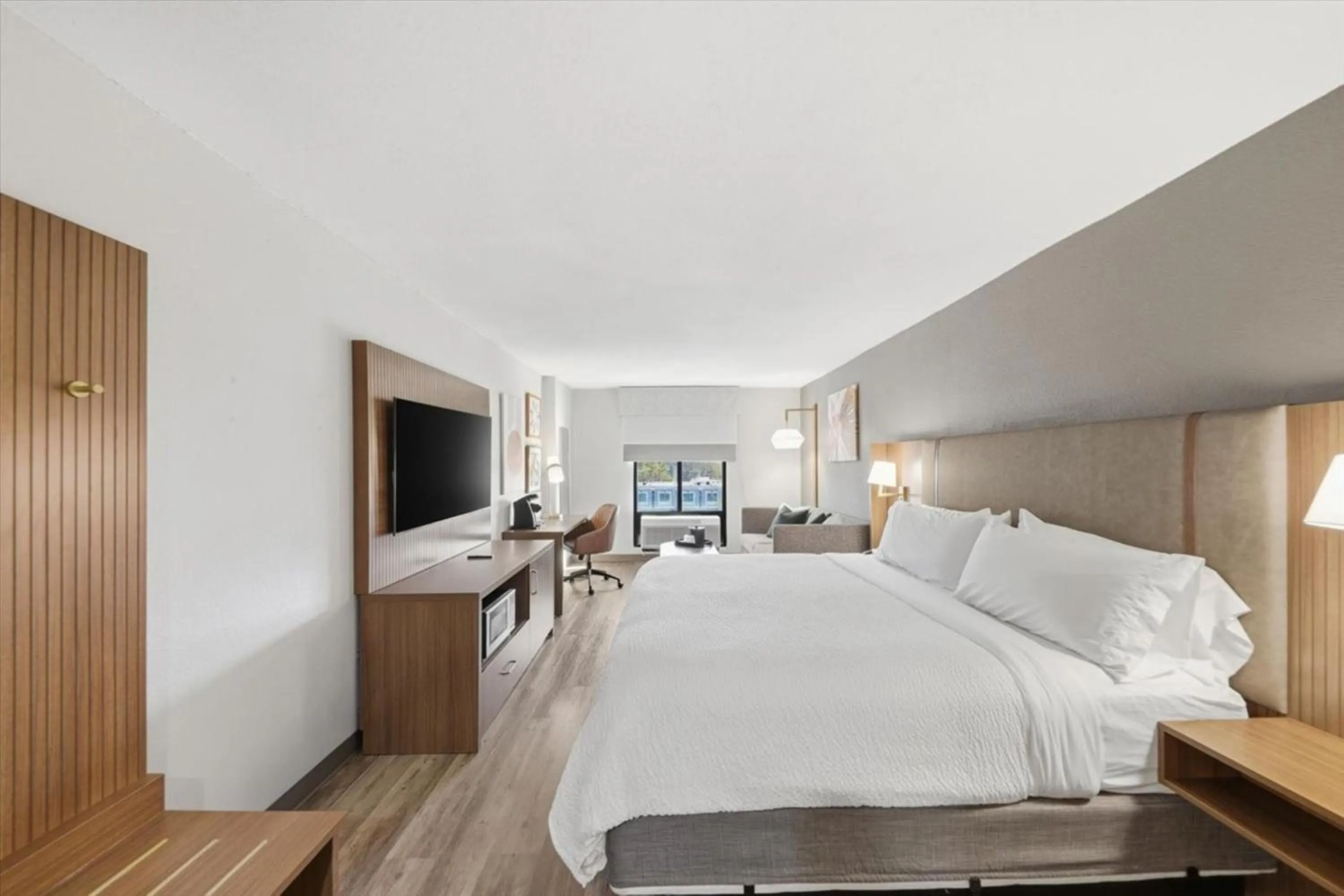 Photo of the whole room, Bed in Holiday Inn Hotel Atlanta-Tucker, a Full Service Hotel