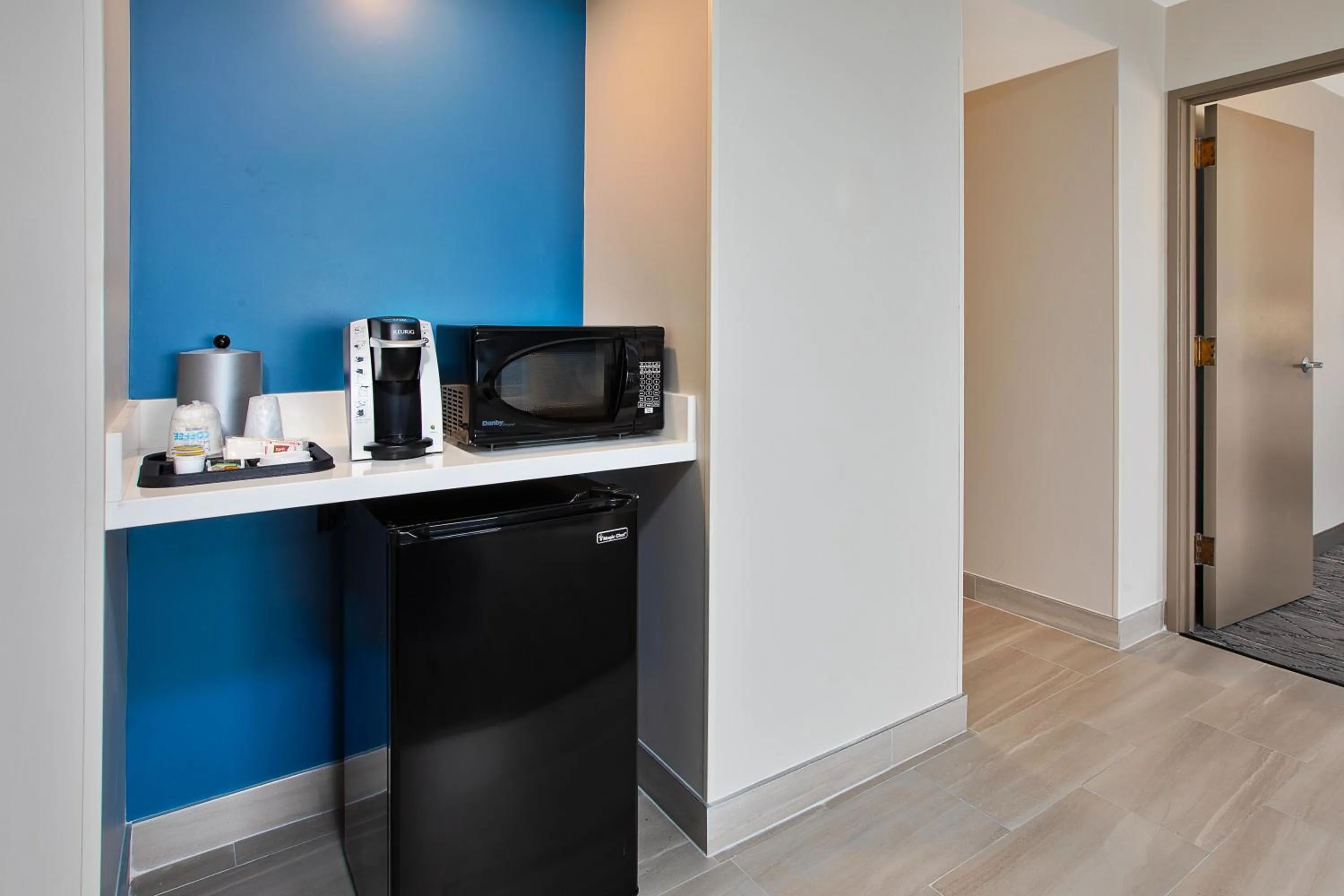 microwave in Holiday Inn Express Hotel & Suites Pittsburgh Airport by IHG