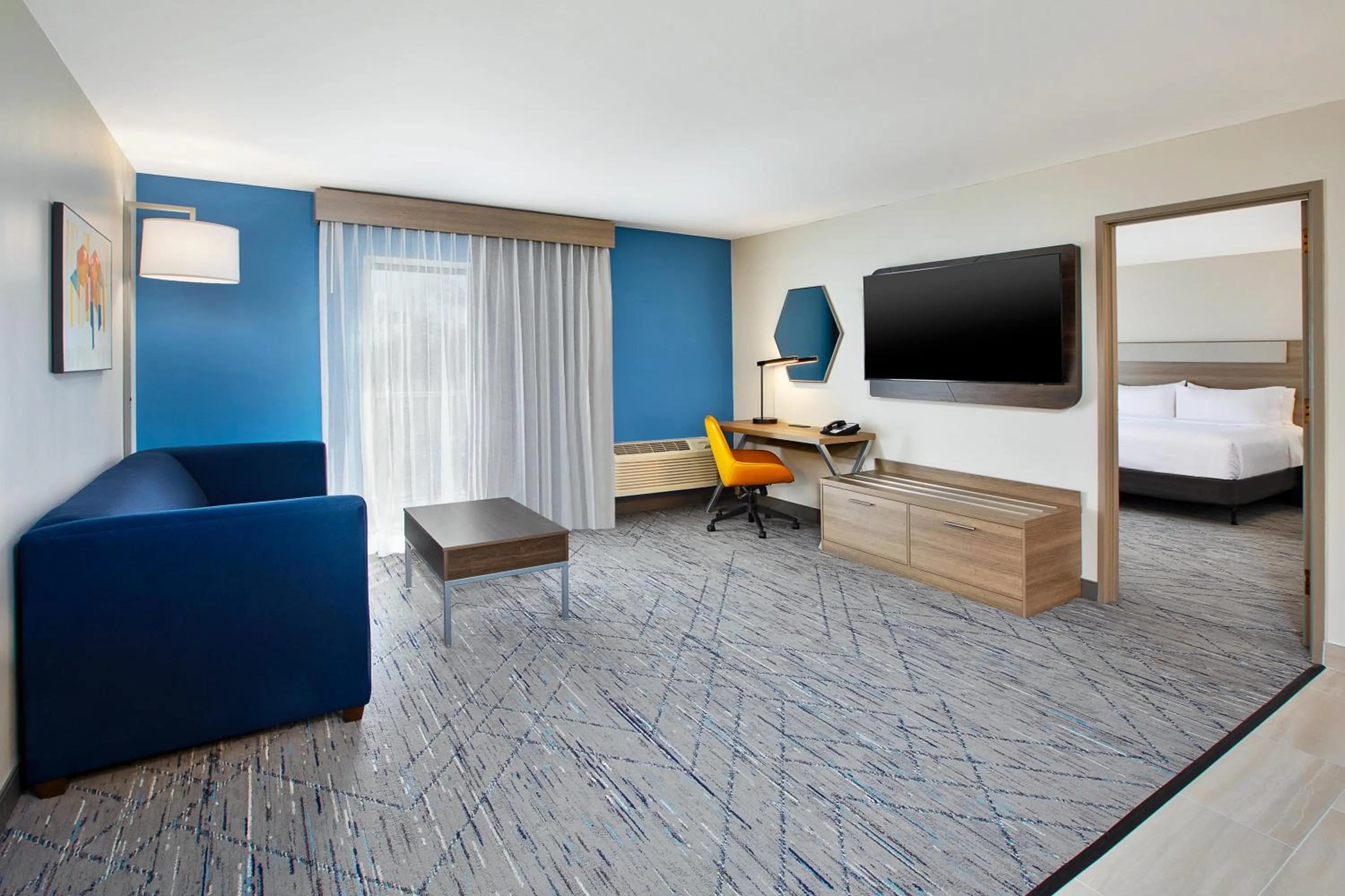 Seating area, Bed in Holiday Inn Express Hotel & Suites Pittsburgh Airport by IHG