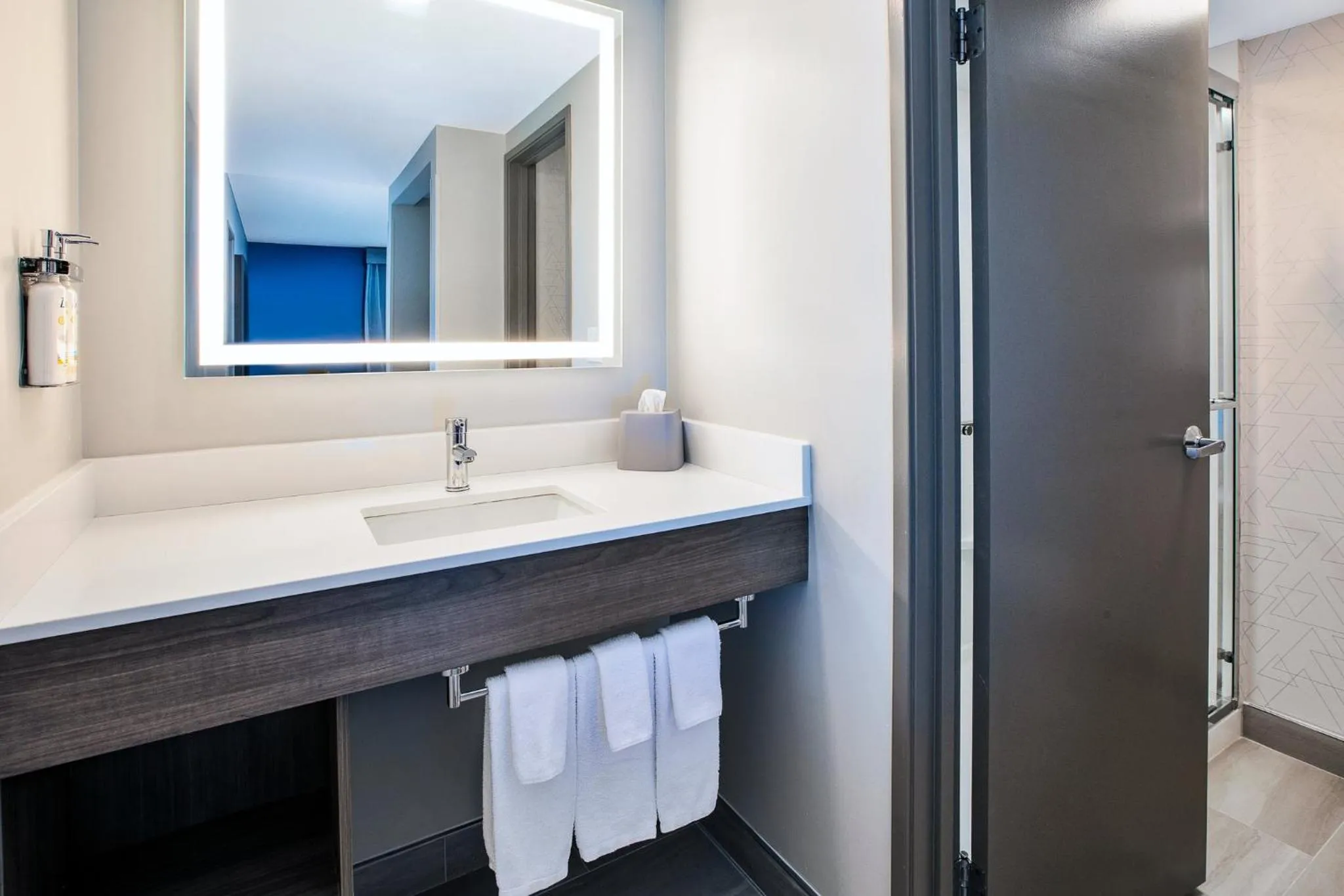 Photo of the whole room in Holiday Inn Express Hotel & Suites Pittsburgh Airport by IHG