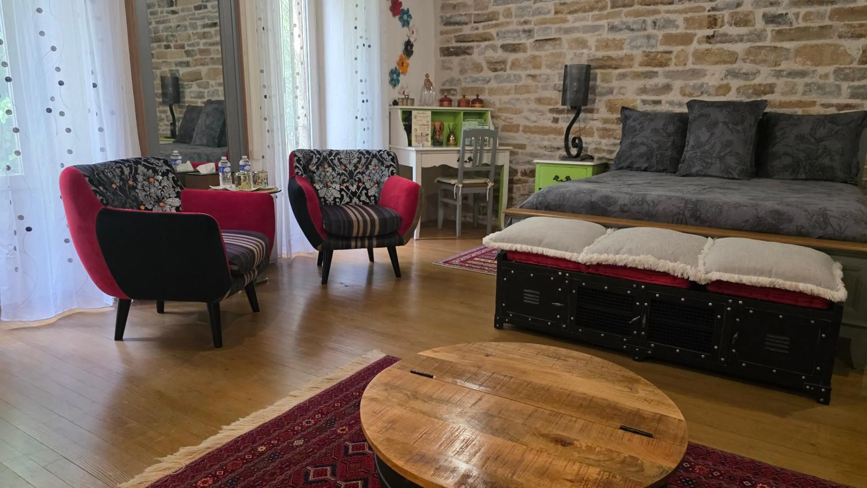 Photo of the whole room, Bed in D'Ici et D'Ailleurs