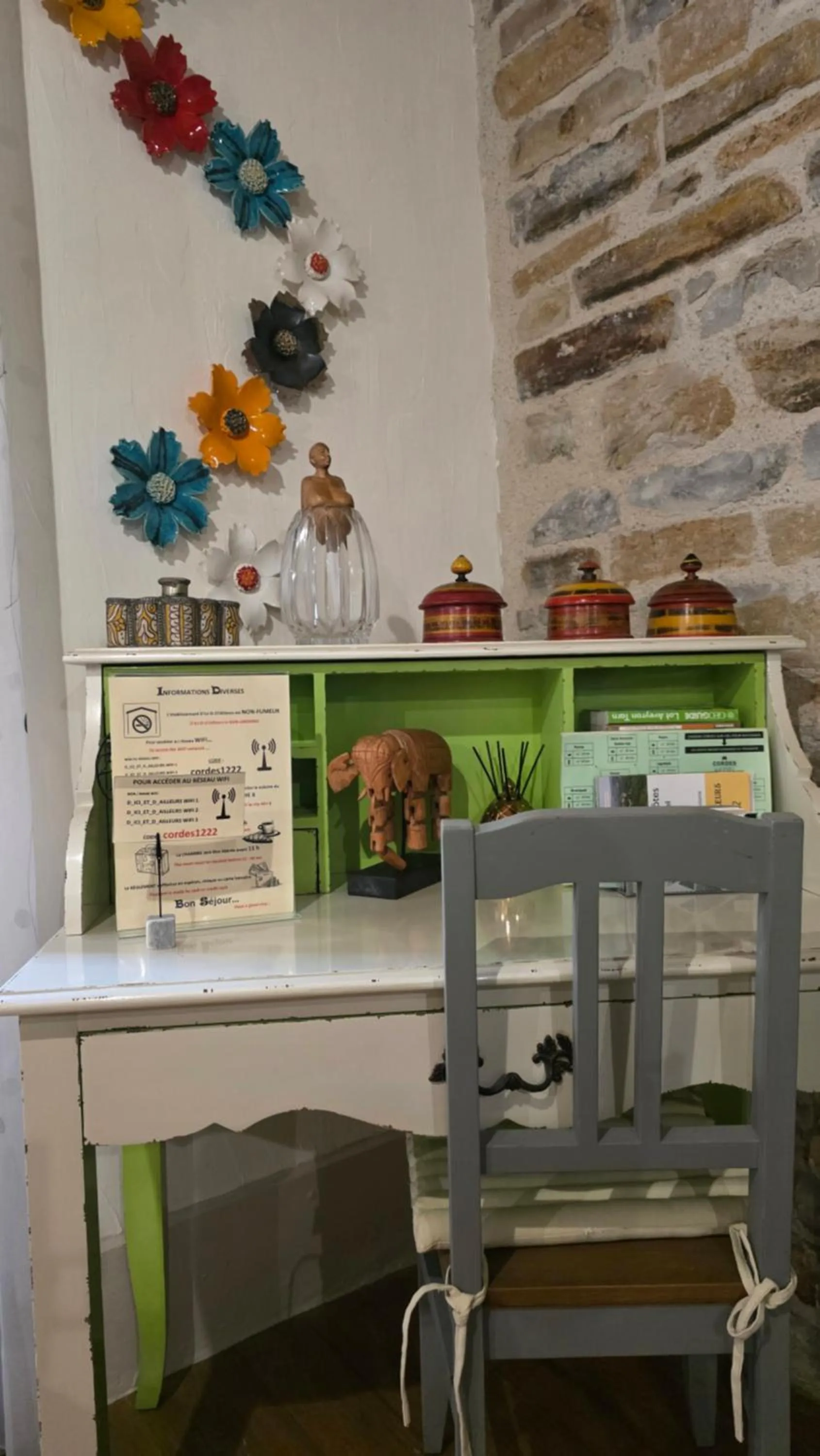 Decorative detail in D'Ici et D'Ailleurs