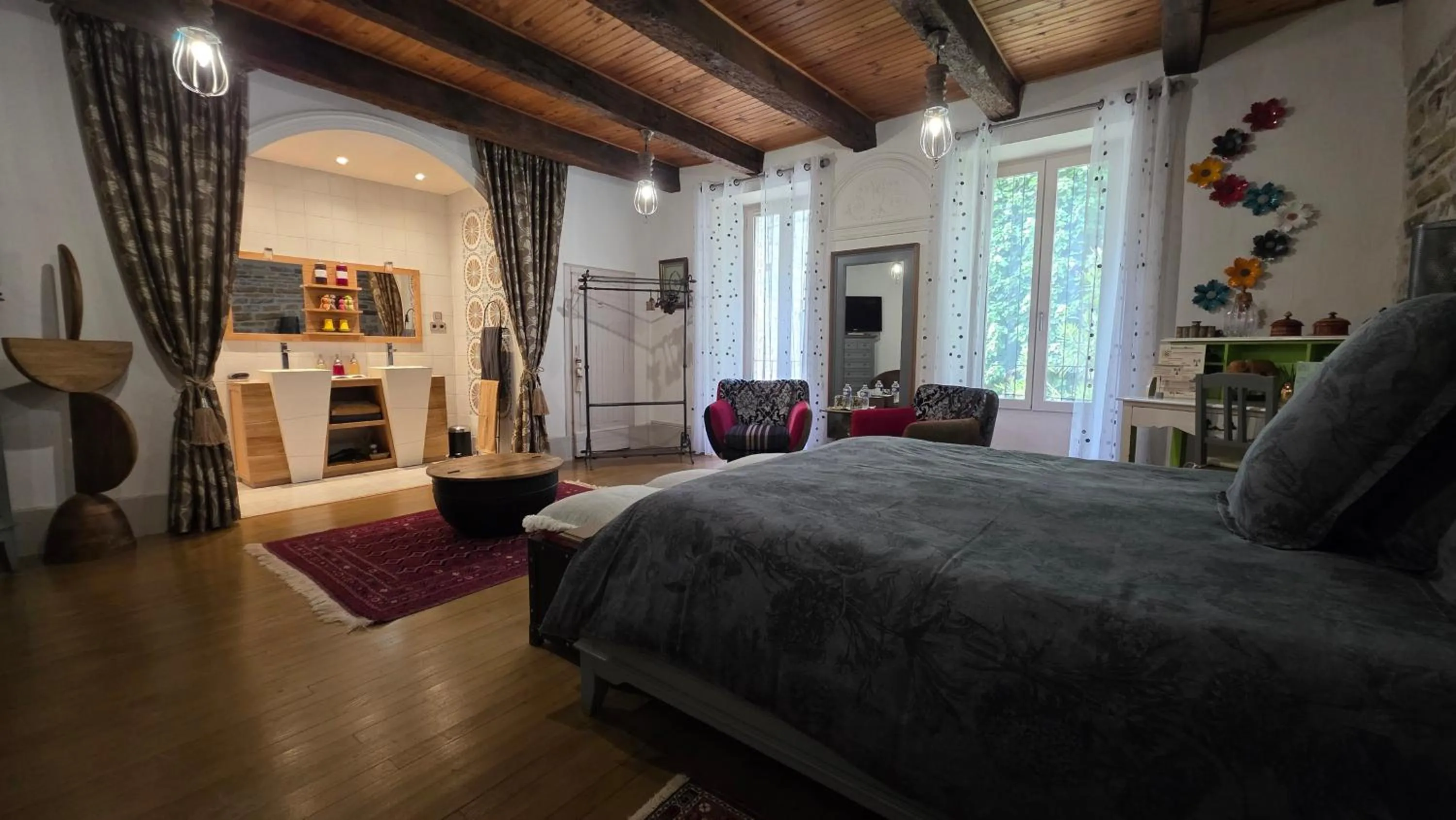 Photo of the whole room, Bed in D'Ici et D'Ailleurs