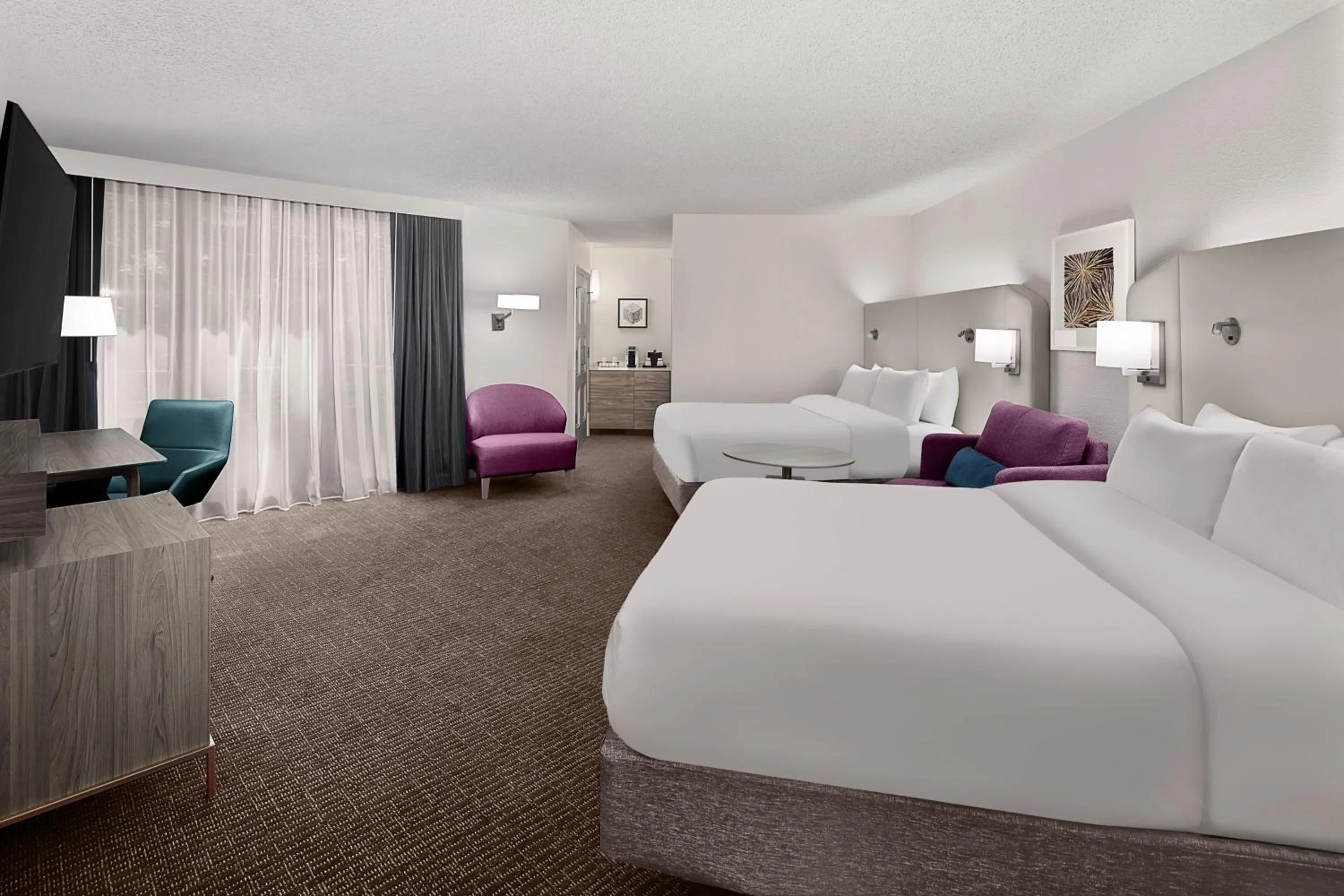 Photo of the whole room, Bed in Crowne Plaza Atlanta Perimeter at Ravinia by IHG