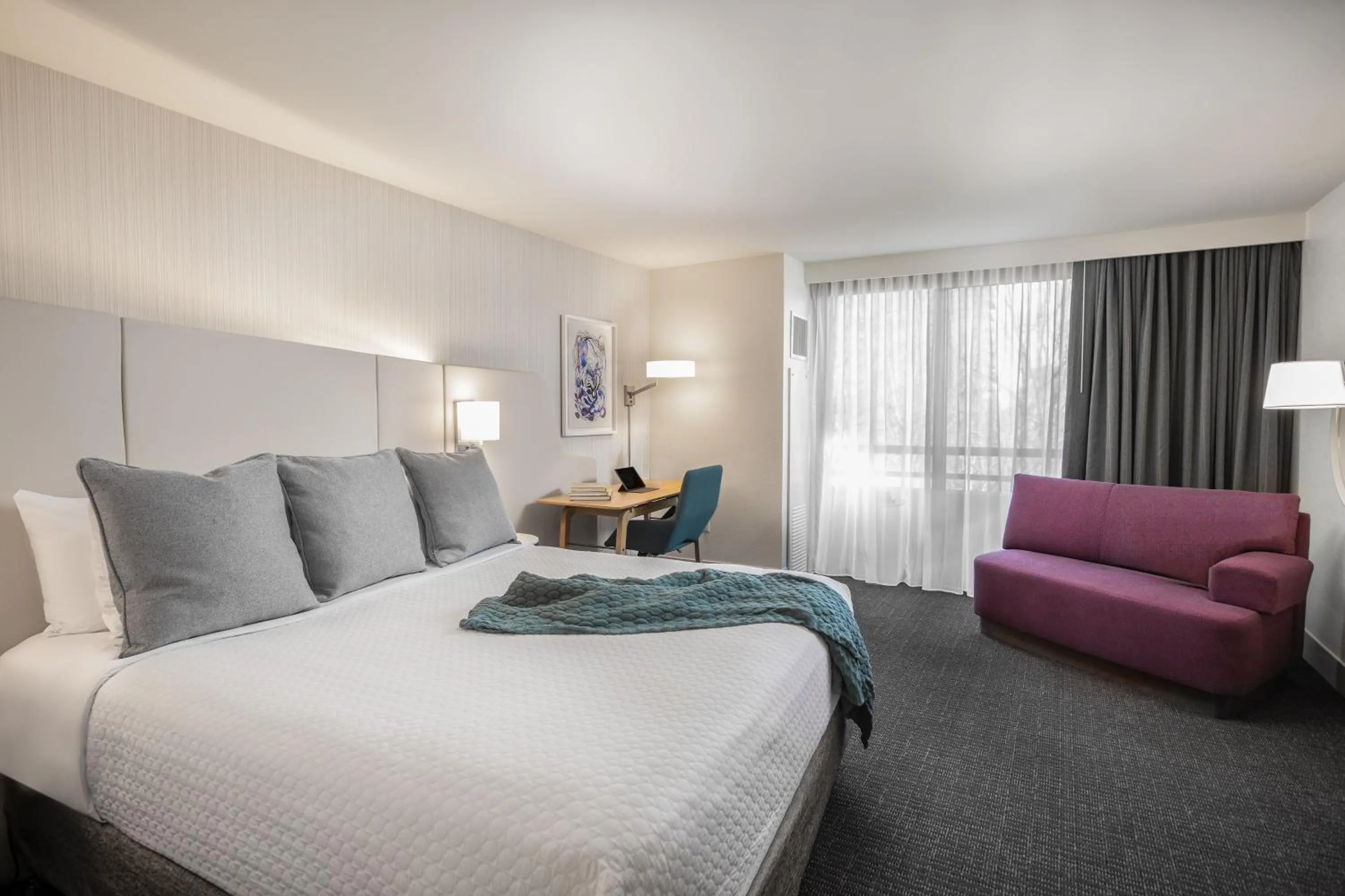 Photo of the whole room, Bed in Crowne Plaza Atlanta Perimeter at Ravinia by IHG