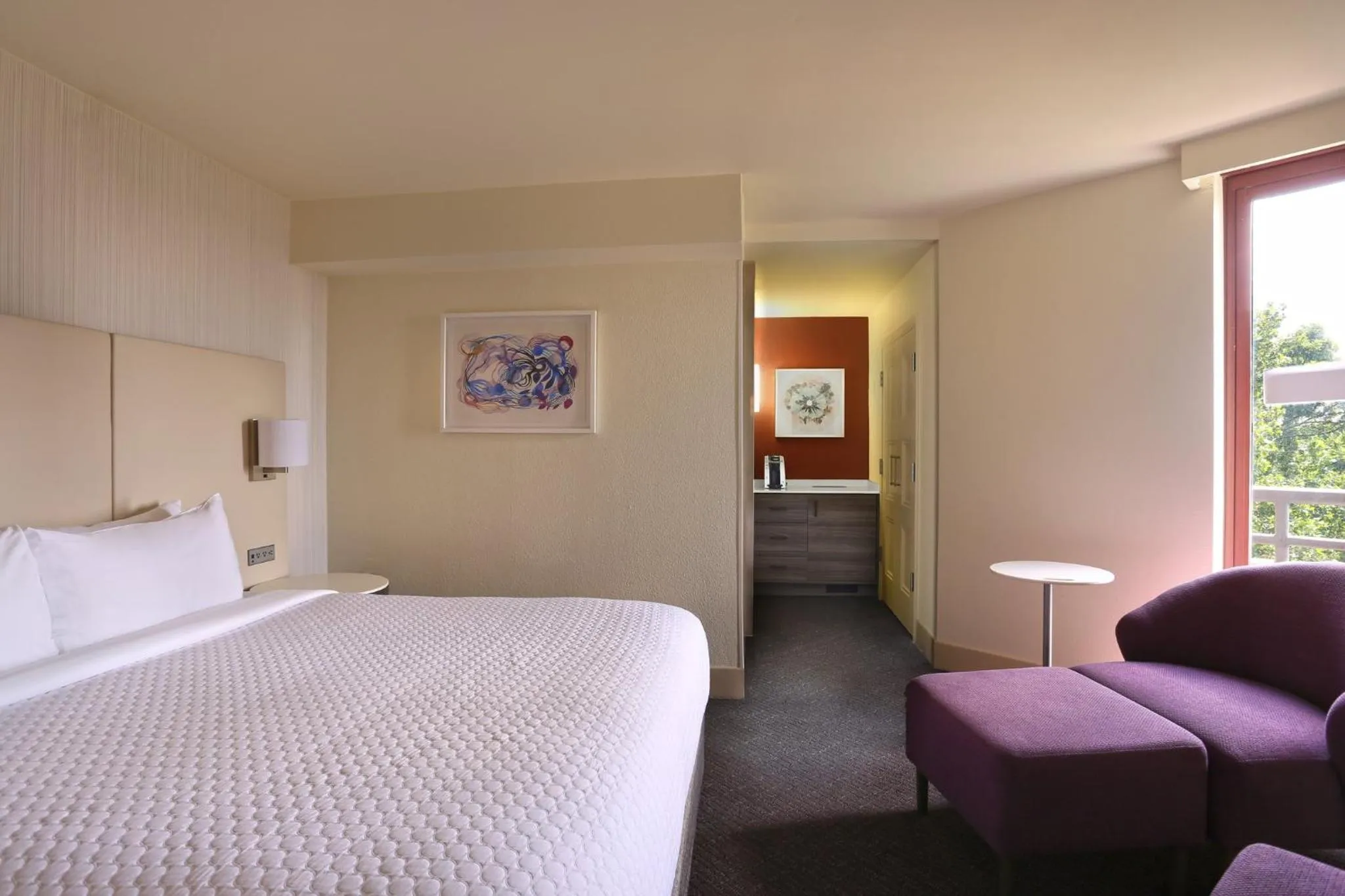 Photo of the whole room, Bed in Crowne Plaza Atlanta Perimeter at Ravinia by IHG