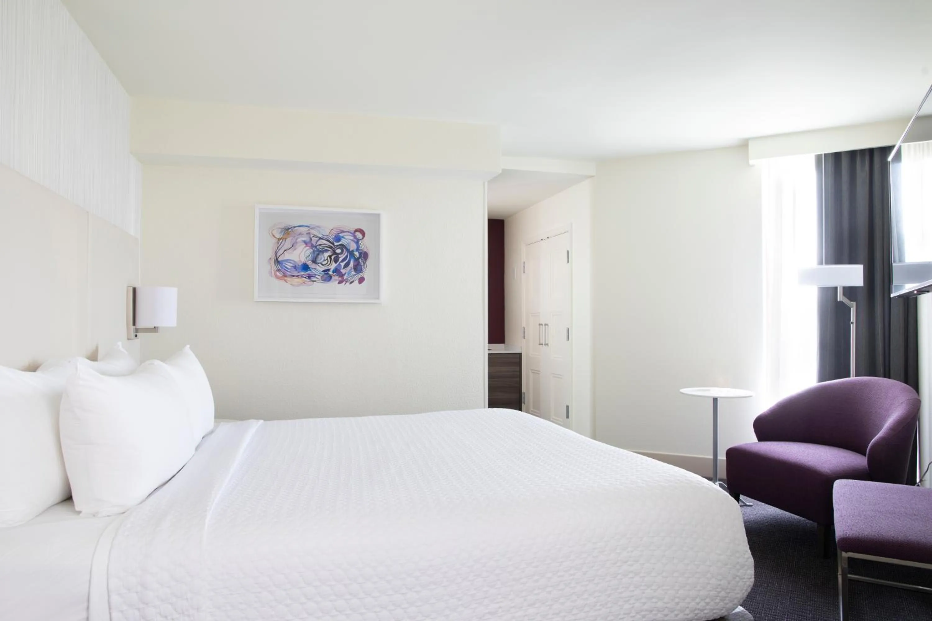 Photo of the whole room, Bed in Crowne Plaza Atlanta Perimeter at Ravinia by IHG